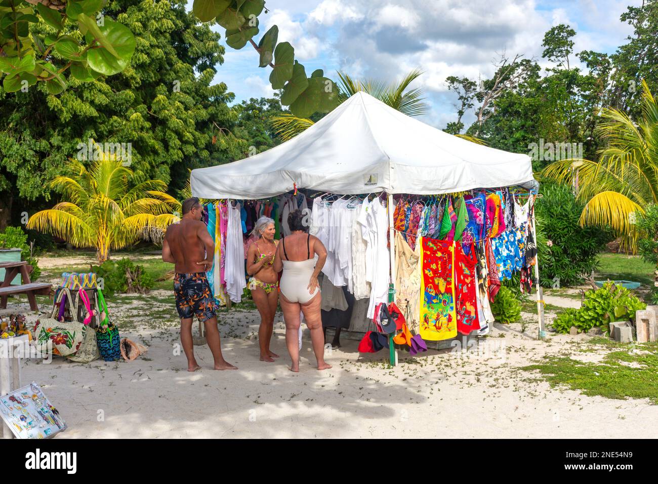Strandbekleidungsstand am Valley Church Beach, St. Marys, Antigua, Antigua und Barbuda, kleine Antillen, Karibik Stockfoto