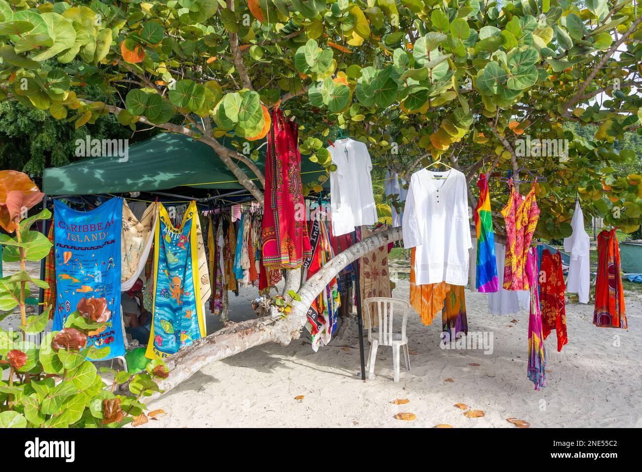 Strandbekleidungsstand am Valley Church Beach, St. Marys, Antigua, Antigua und Barbuda, kleine Antillen, Karibik Stockfoto
