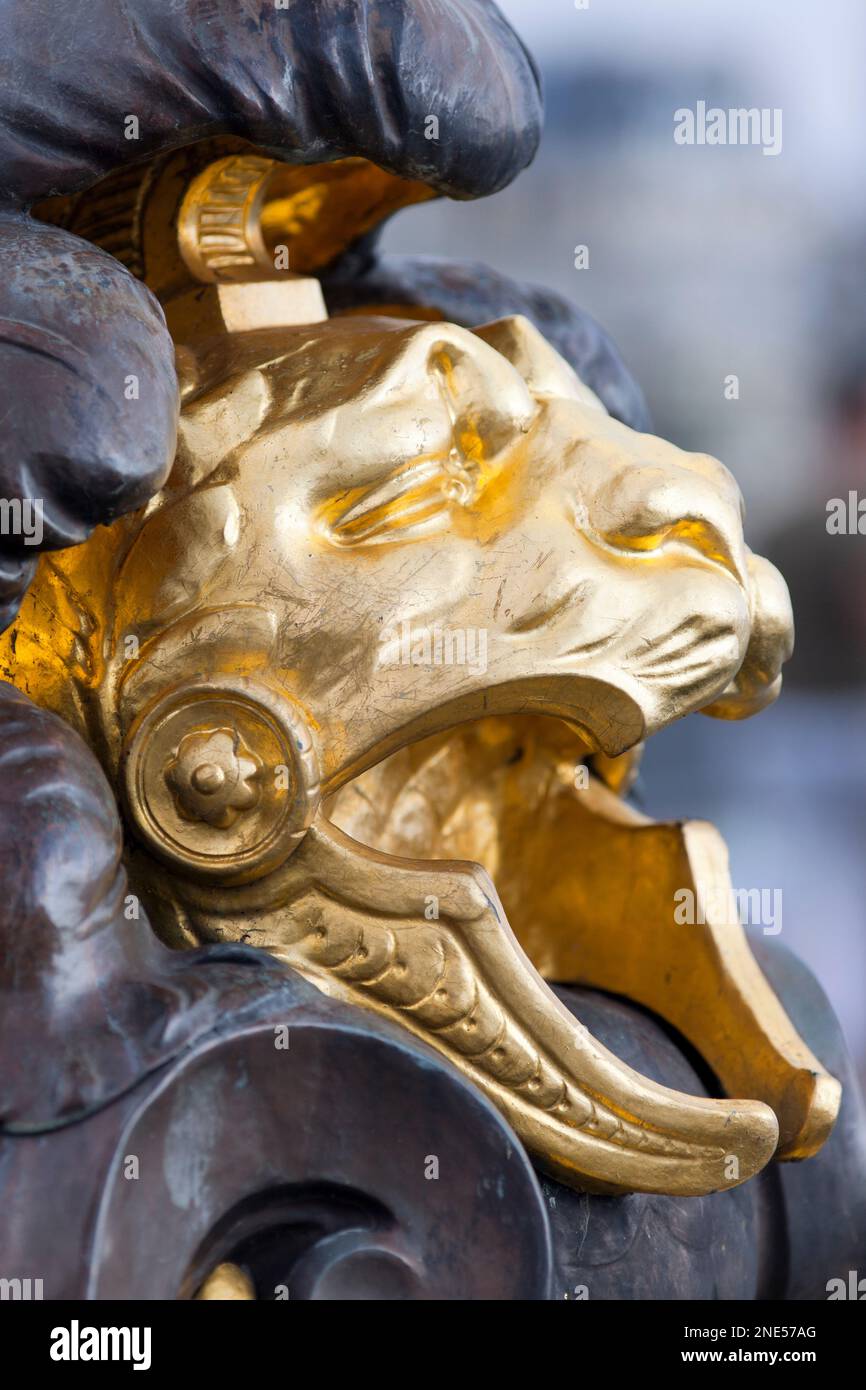 Frankreich, Paris, Details auf der Brücke Pont Alexander III, die die Löwenmaske zeigt. Stockfoto