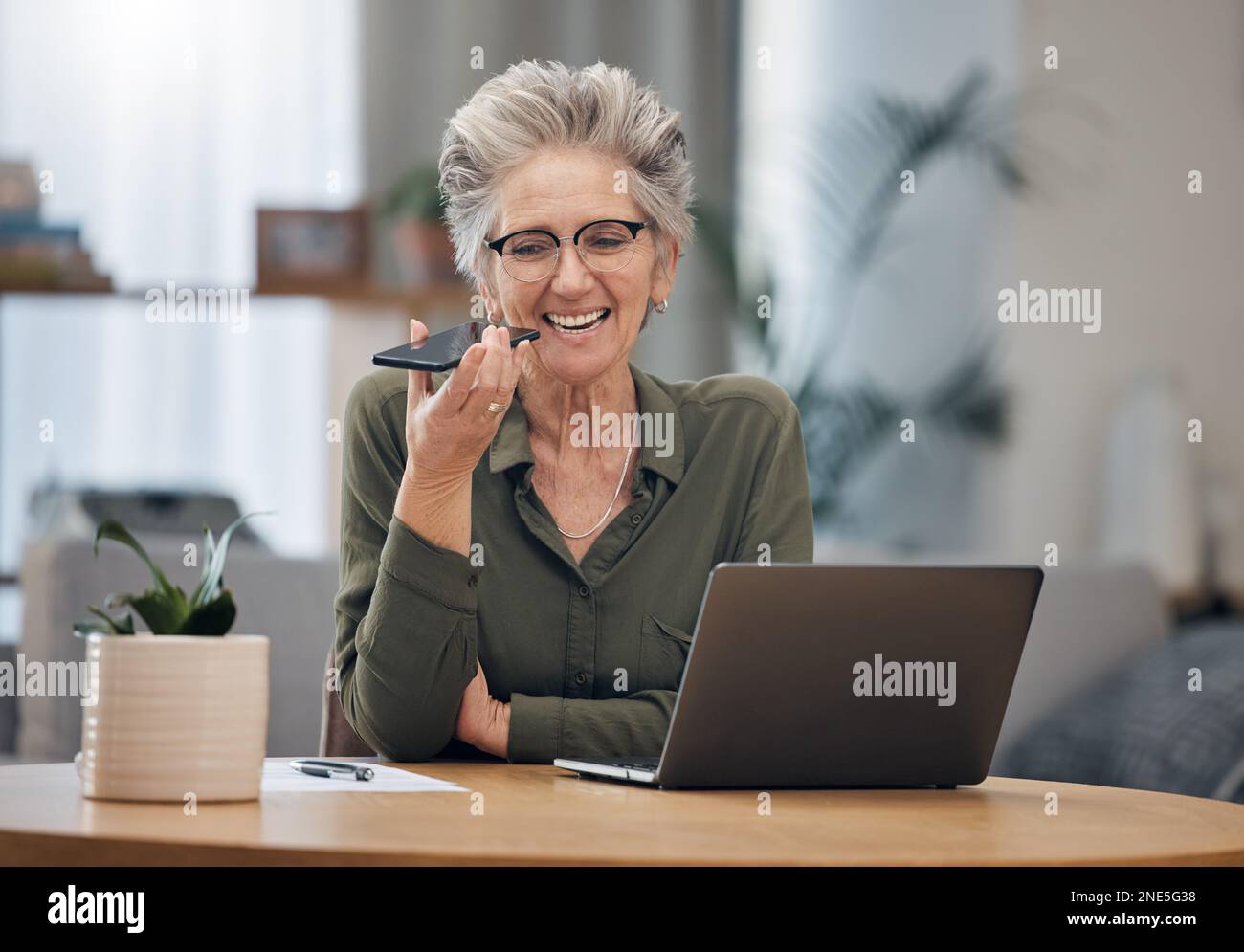 Weibliche Geschäftsfrau, Telefonaufzeichnung als Anwältin, die Rechtsberatung bei mobilen Gesprächen in einem Büro spricht. Ältere und reife Menschen Stockfoto