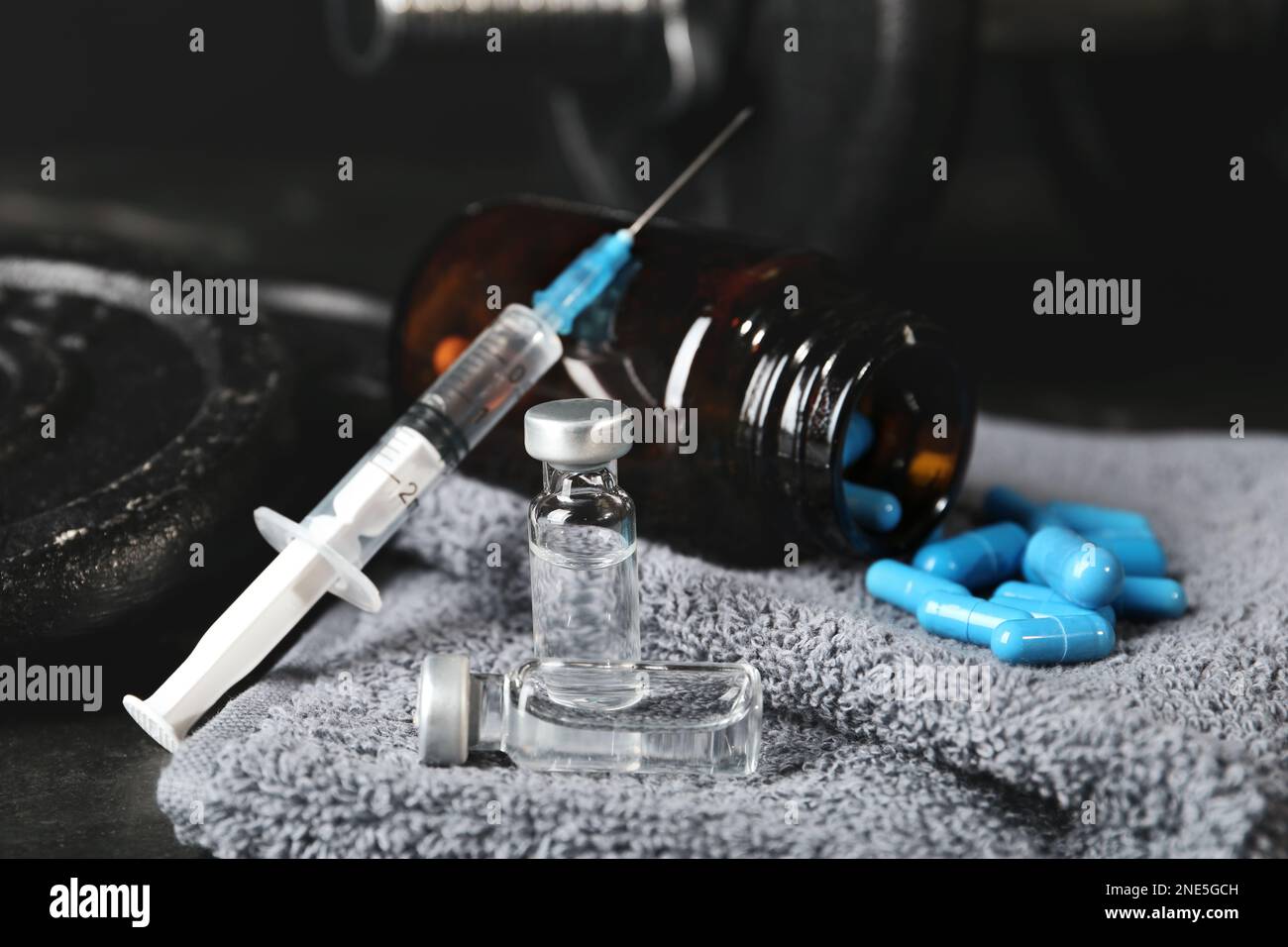 Verschiedene Drogen und Sportgeräte auf dem Tisch, Nahaufnahme. Dopingkontrolle Stockfoto