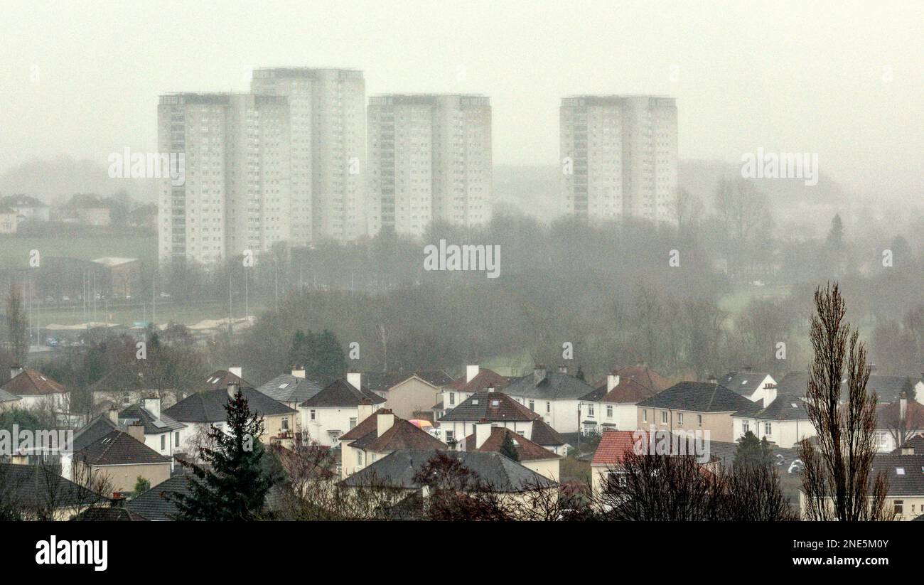 Glasgow, Schottland, Vereinigtes Königreich 16. Februar 2023. UK Weather: Nebel-Tag sah die Sicht auf ein paar hundert Meter runter, als die Stadt hinter den Lincoln Avenue Towers om Knightswood verschwand. Credit Gerard Ferry/Alamy Live News Stockfoto