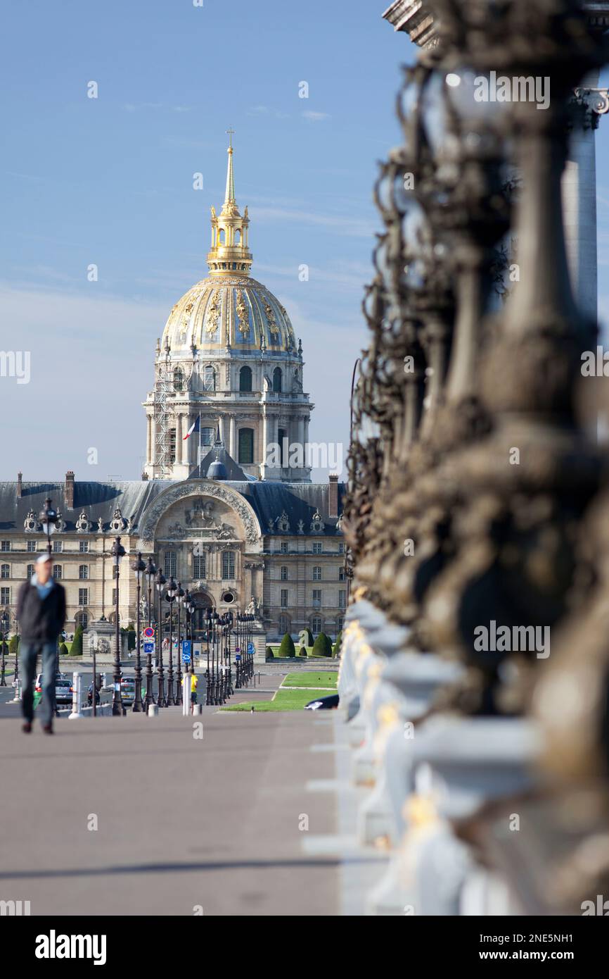 Frankreich, Paris, das Hotel des Invalides von der Brücke Ponte Alexander III. Stockfoto