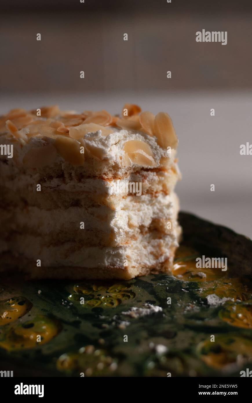 Blick auf gebratenes Stück Kuchen mit Mandeln Stockfoto