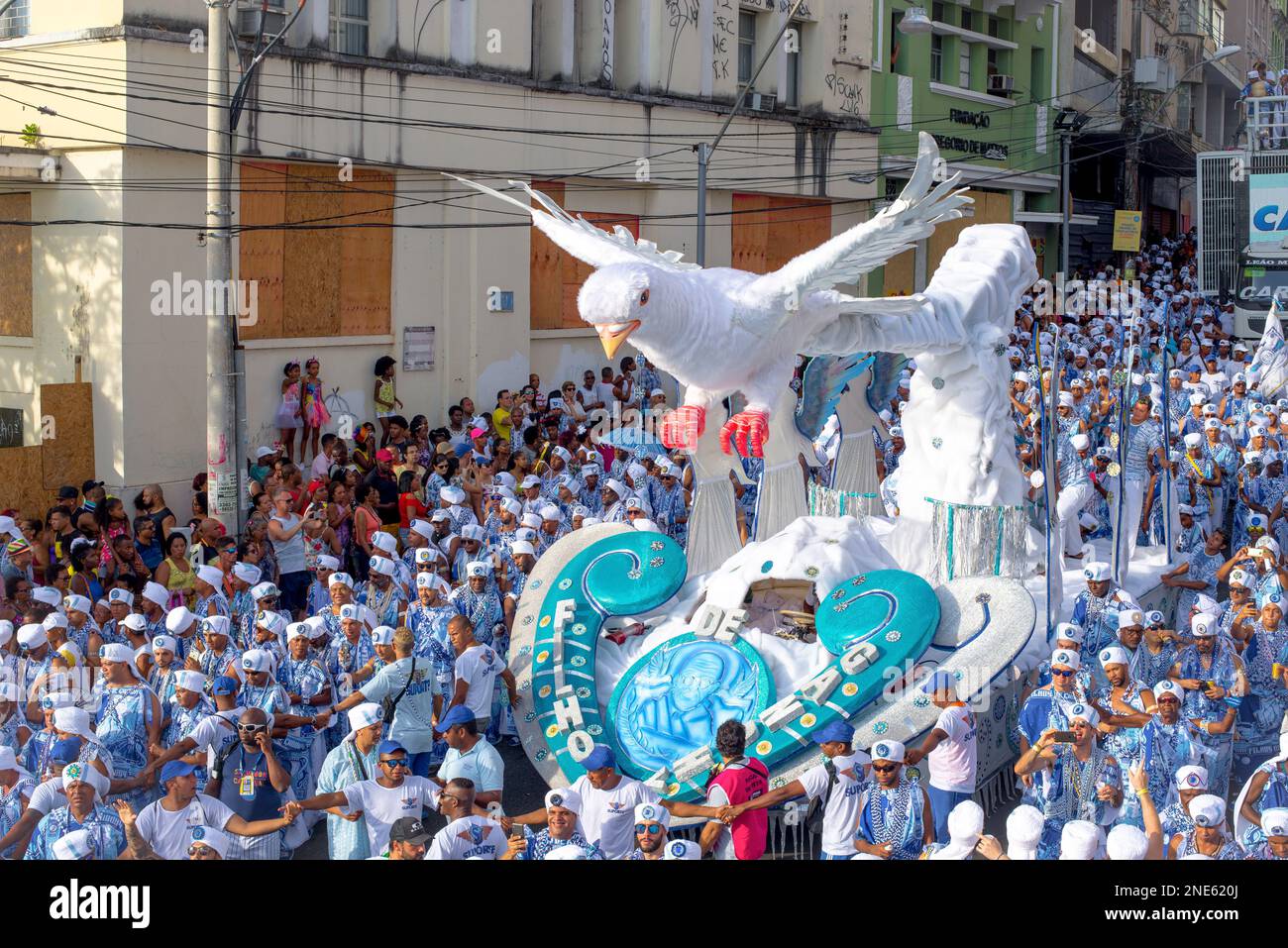 Mitglieder des traditionellen Karnevalsblocks Filhos de Gandy Parade auf dem Platz Castro Alves während des Karnevals in Salvador, Bahia. Stockfoto