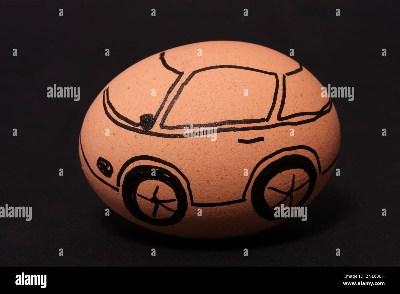 Braunes Hühnerei, als Auto gemalt, Seitenansicht Stockfoto