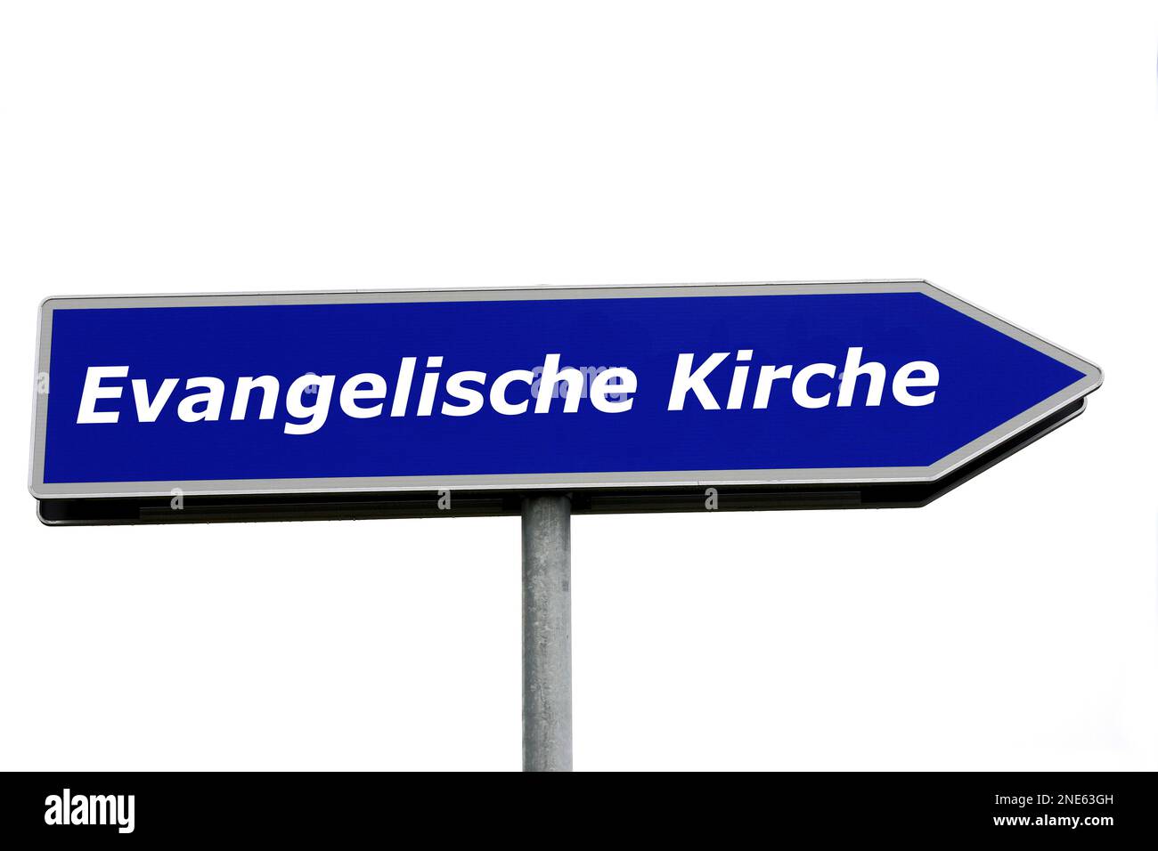 Blaues Schild mit Schriftzug Evangelische Kirche, Protestantische Kirche Stockfoto