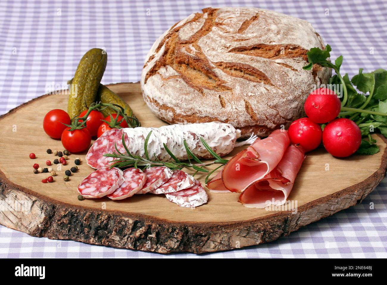 Snack mit Brot, französischer Salami, luftgetrocknetem Schinken, Rettich, Gurke und Tomaten Stockfoto