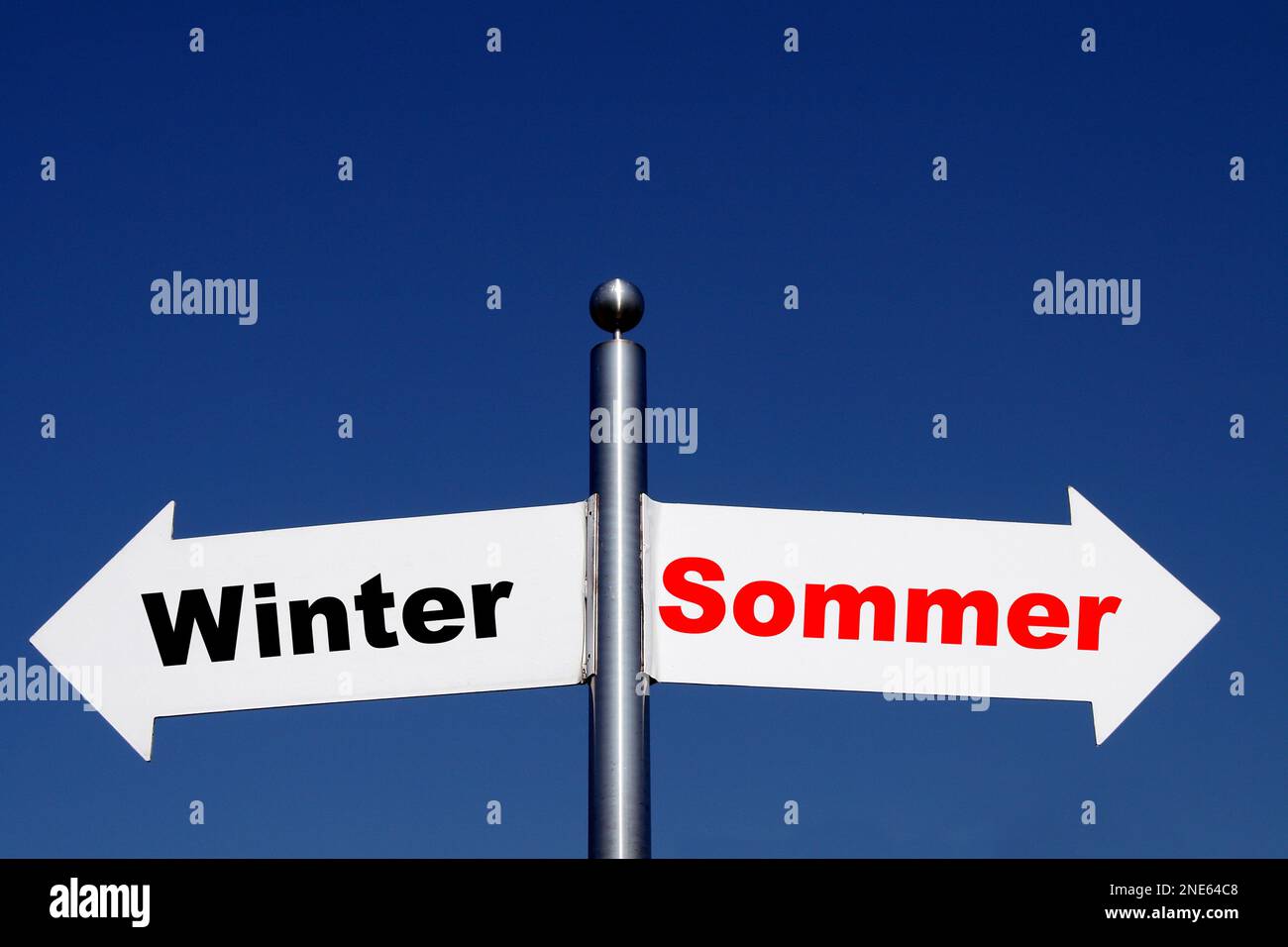 Wegweiser in verschiedene Richtungen, Optionen Winter - Sommer Stockfoto
