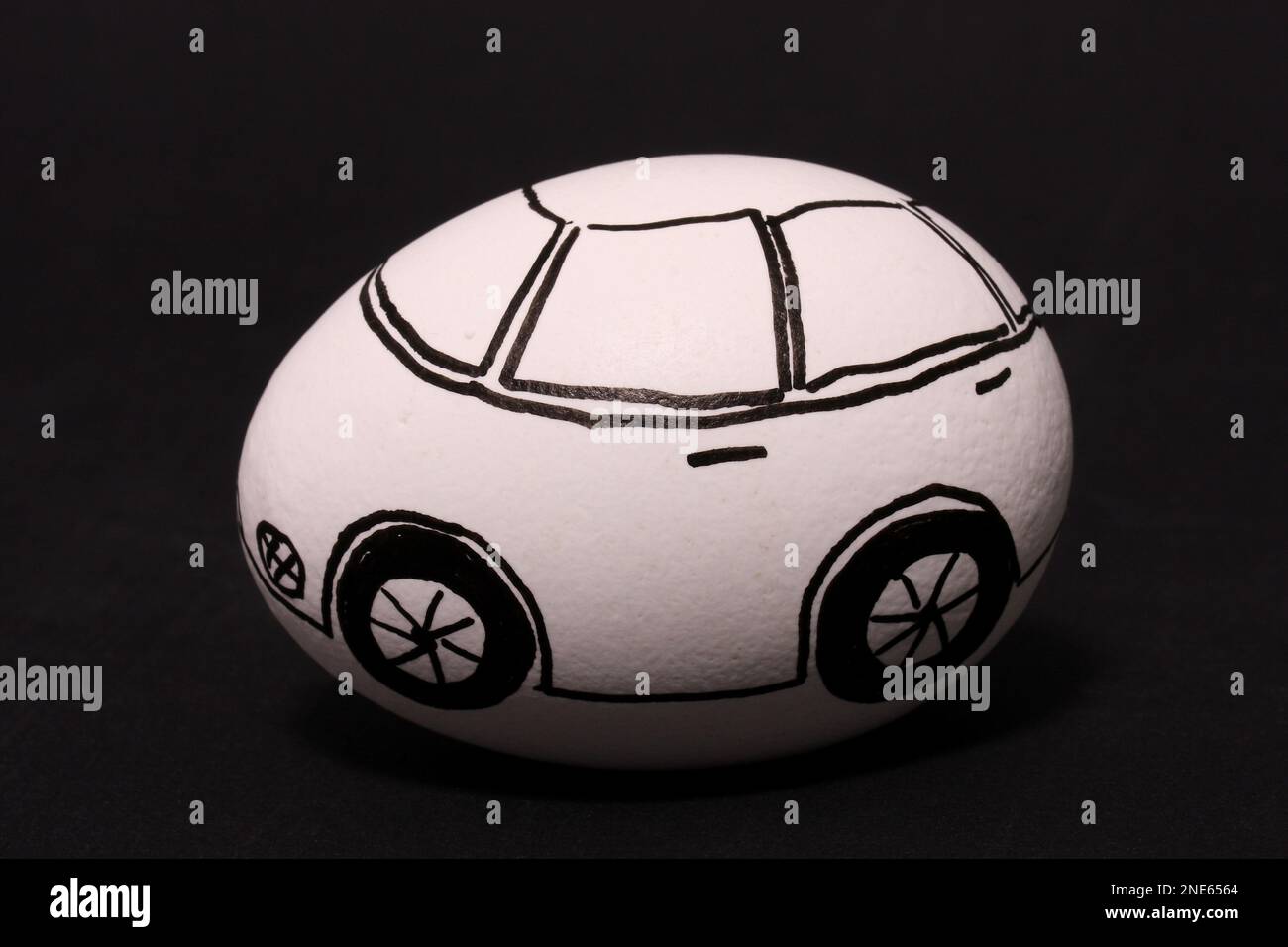 Weißes Hühnerei, als Auto gemalt, Seitenansicht Stockfoto