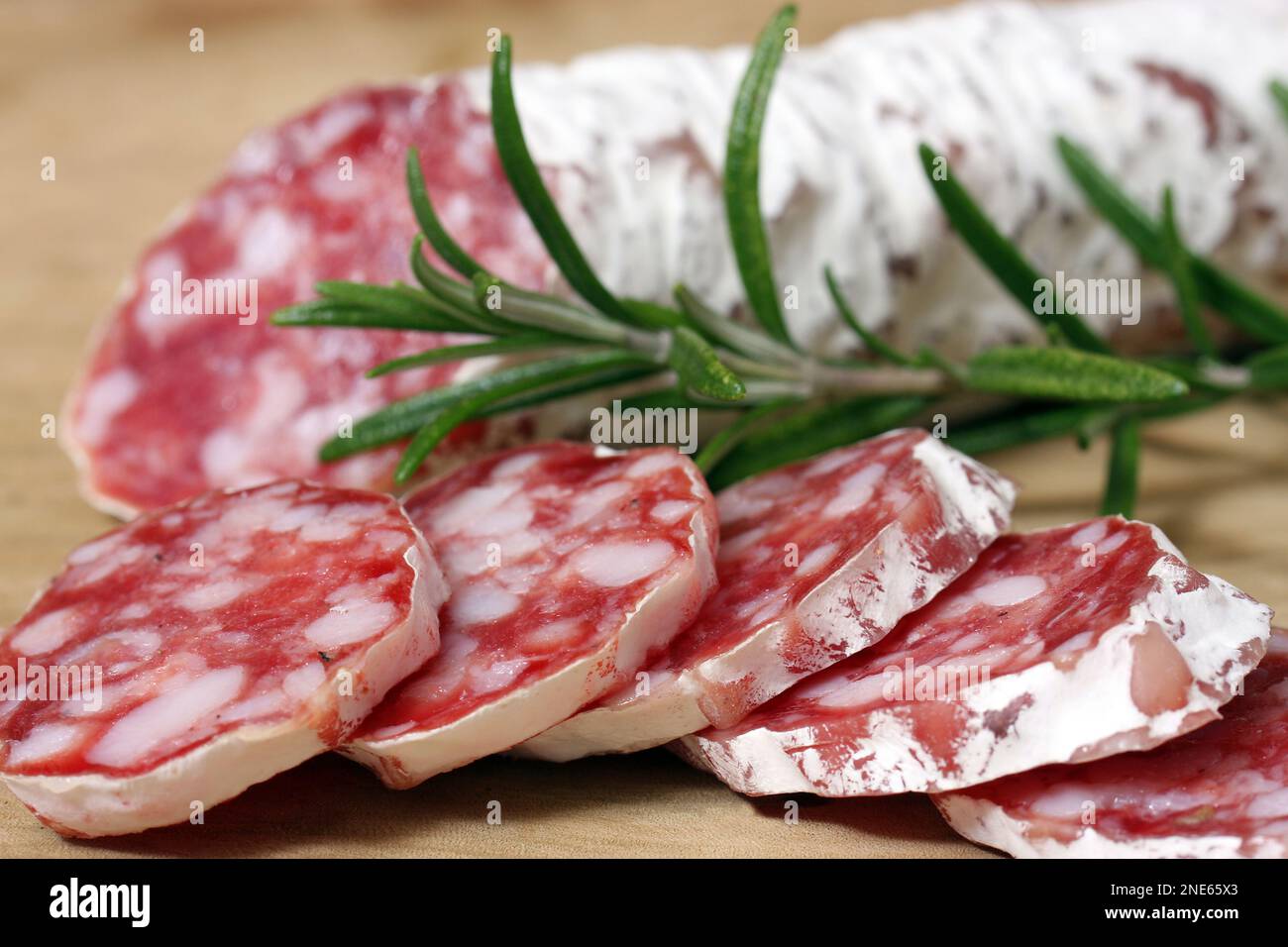 Französische Salami, luftgetrocknete Salami in einer natürlichen Hülle Stockfoto