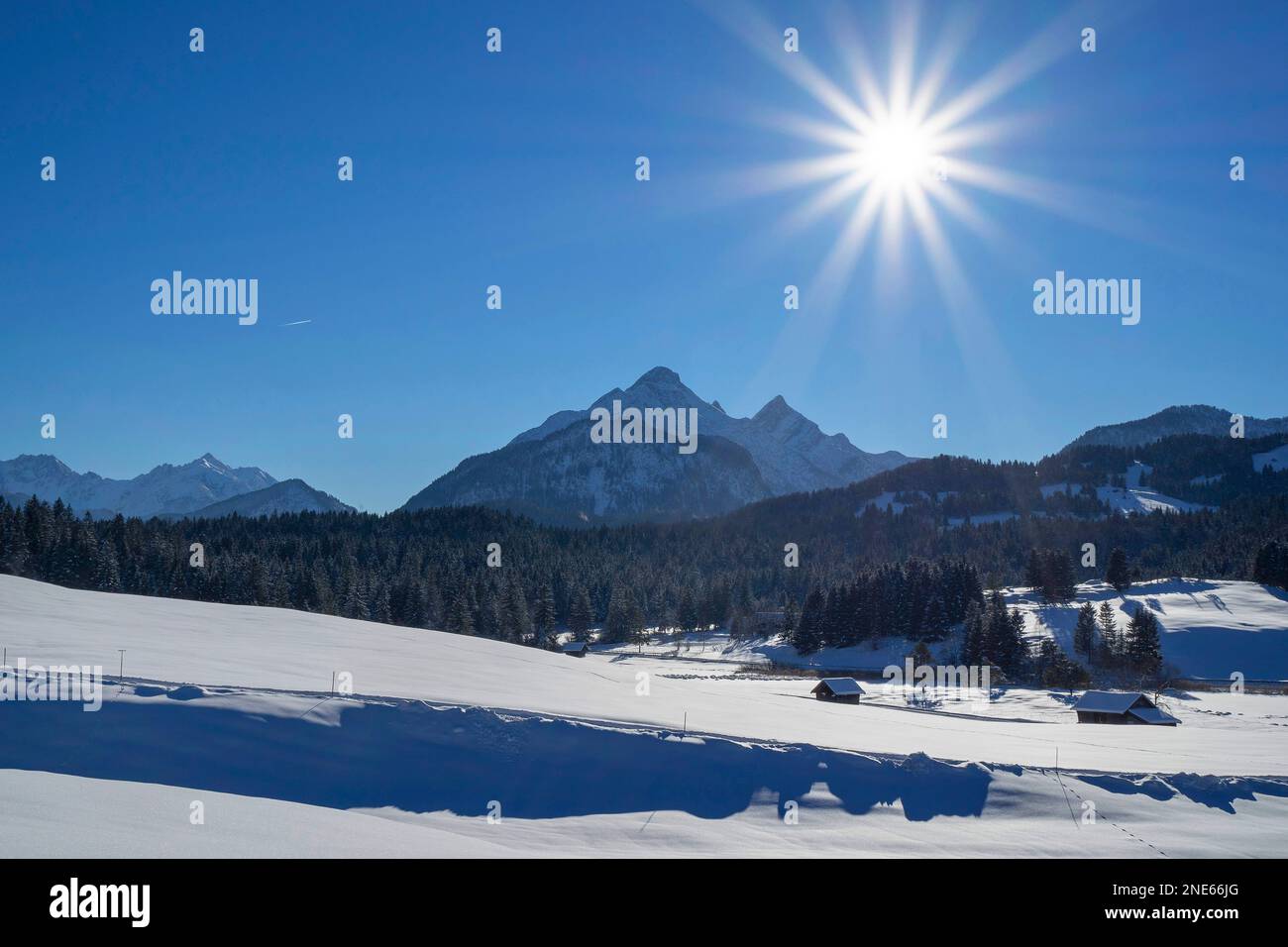 Winterlandschaft nahe Mittenwald mit Karwendel, Deutschland, Bayern, Mittenwald Stockfoto