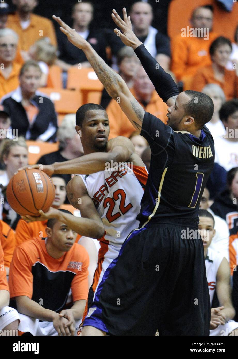 Washington's Venoy Overton (1) defends a pass by Oregon State's Calvin Haynes (22) during the second half of an NCAA college basketball game in Corvallis, Ore., Saturday, March 6, 2010. (AP Photo/Greg Wahl-Stephens) Stockfoto