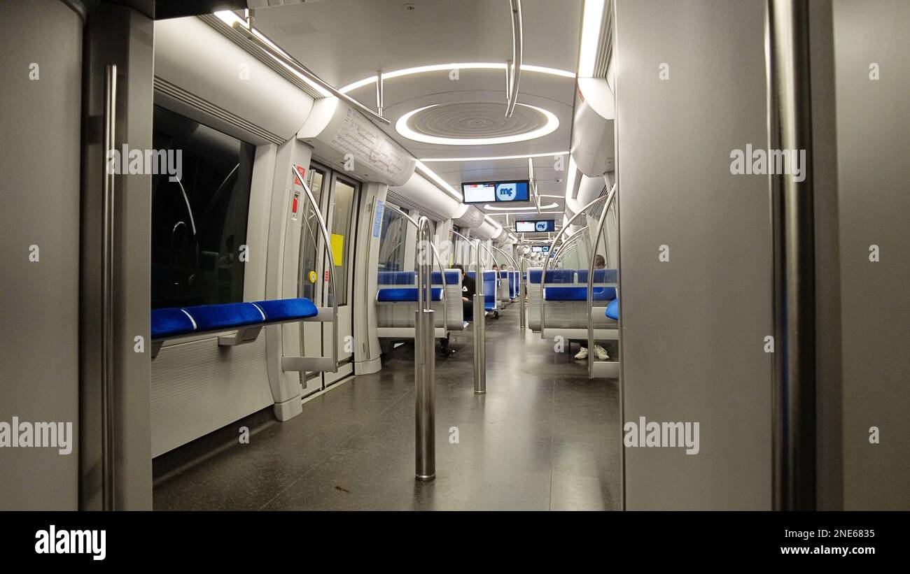 München - Innere eines modernen, langen Gelenkzuges der Münchner U-Bahn Stockfoto