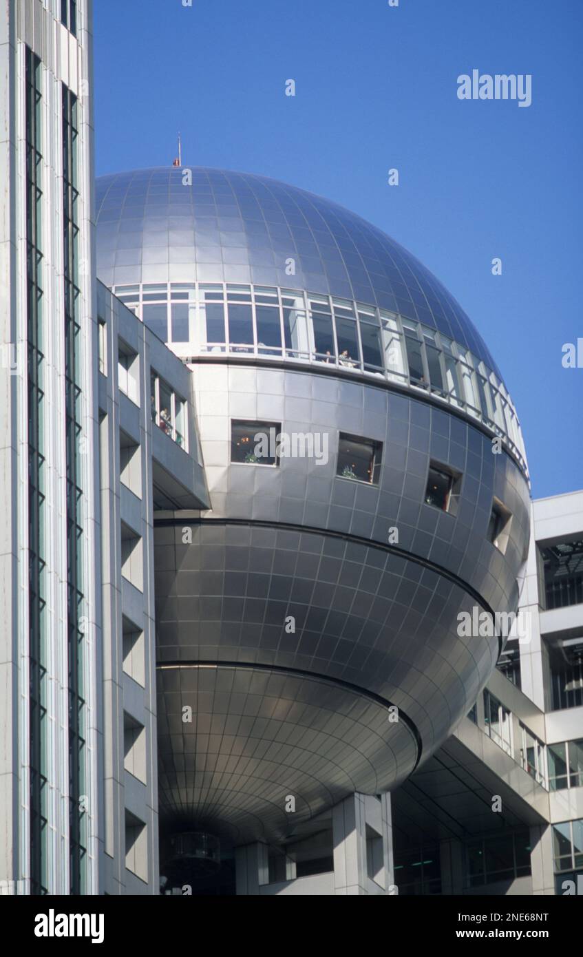 Japan, Tokio, das Fuji-Fernsehgebäude, das in der Bucht von Tokio ausgestrahlt wird, eines der futuristischsten Gebäude in Tokio. Stockfoto