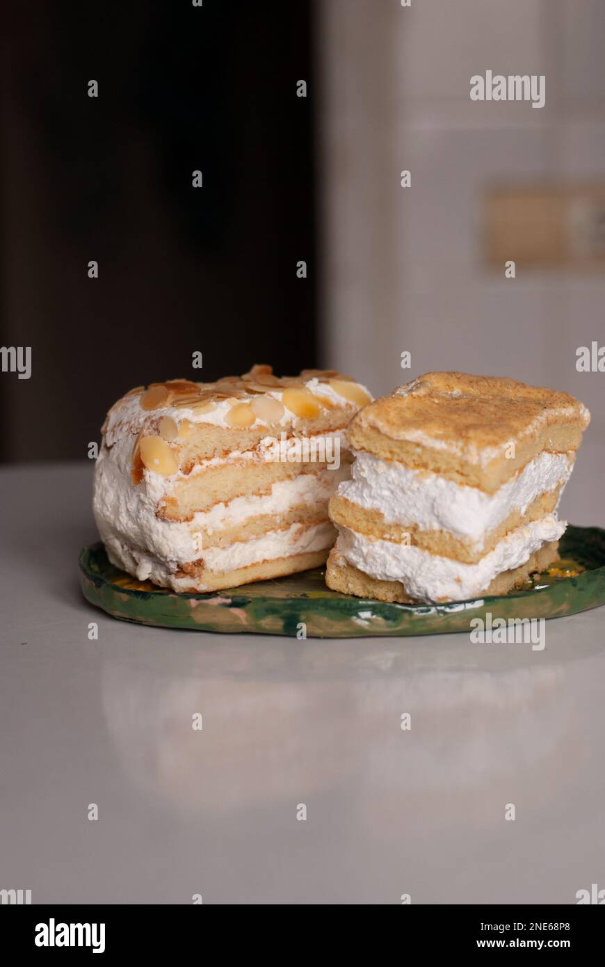 Zwei Kuchen mit Zitrone und Mandeln Stockfoto