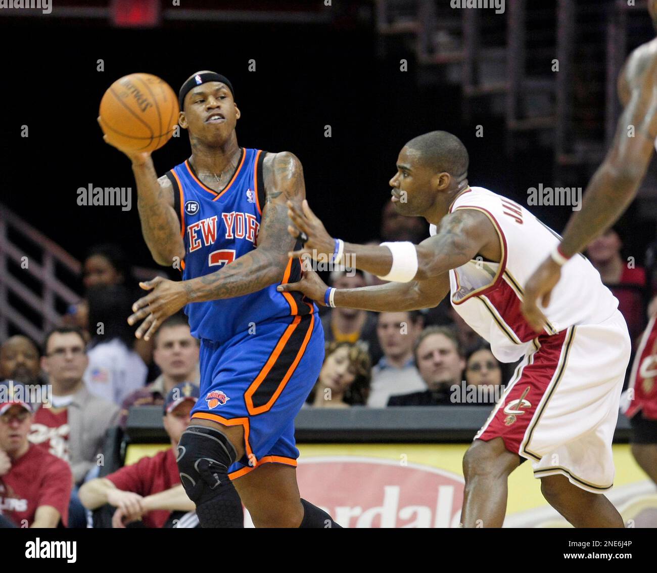 New York Knicks forward Al Harrington, left, looks for help against Cleveland Cavaliers forward Antawn Jamison in the first quarter in an NBA basketball game Monday, March 1, 2010, in Cleveland. (AP Photo/Tony Dejak) Stockfoto