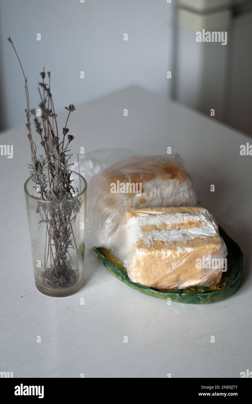 Blick auf zwei Stücke Kuchen neben getrocknetem Lavendel in einem Glas Stockfoto