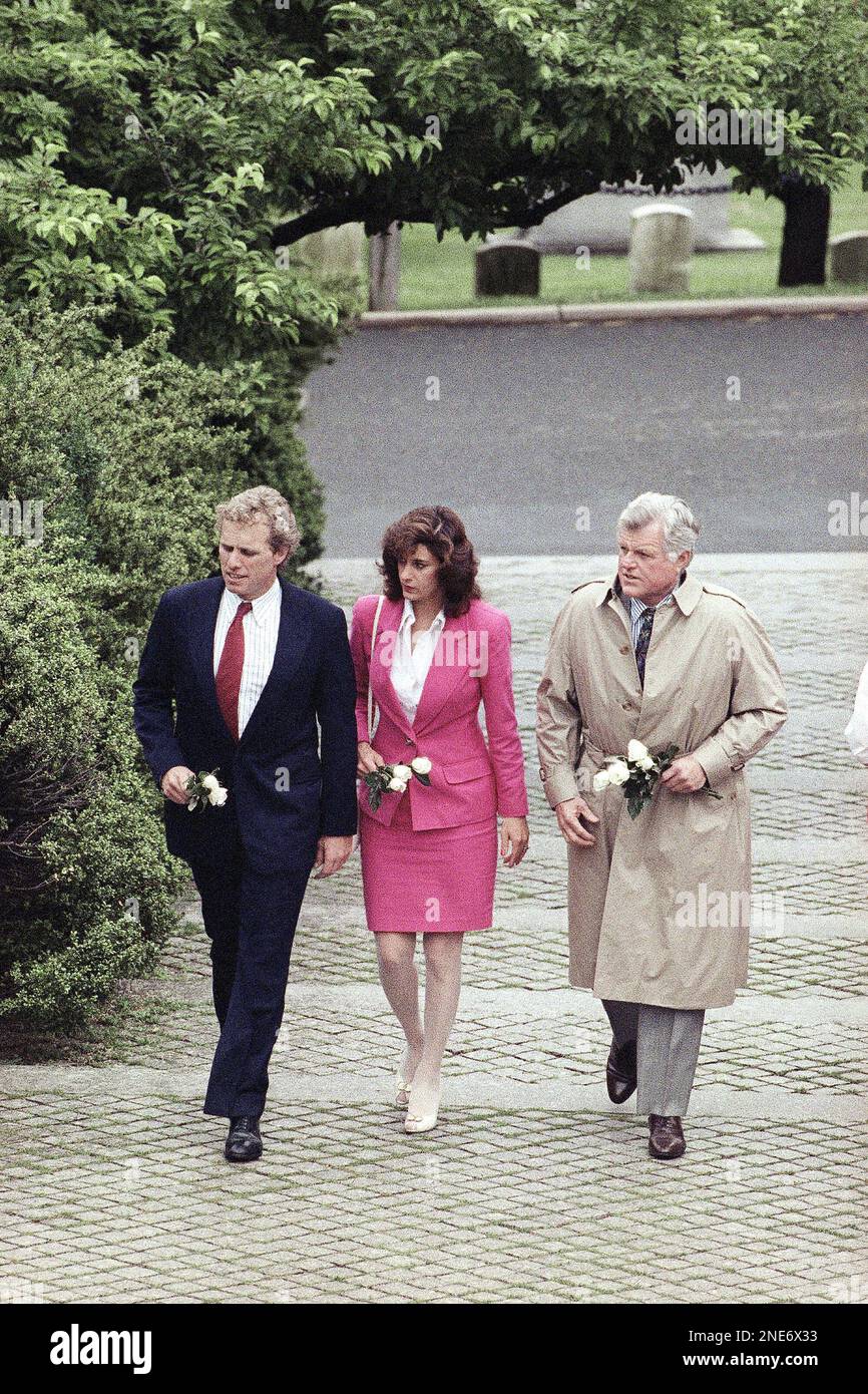 Sen. Edward Kennedy (D-Mass.), right, along with his fiancée Victoria Reggie and Rep. Joseph Kennedy II (D-Mass.), walks up the hill to the graves of President John F. Kennedy and Robert F. Kennedy at Arlington National Cemetery in Arlington, Va., June 6, 1992. They came to pay their respects to the slain Kennedys. Robert Kennedy was shot on June 5, 1968 in Los Angeles. (AP Photo/Wilfredo Lee) Stockfoto
