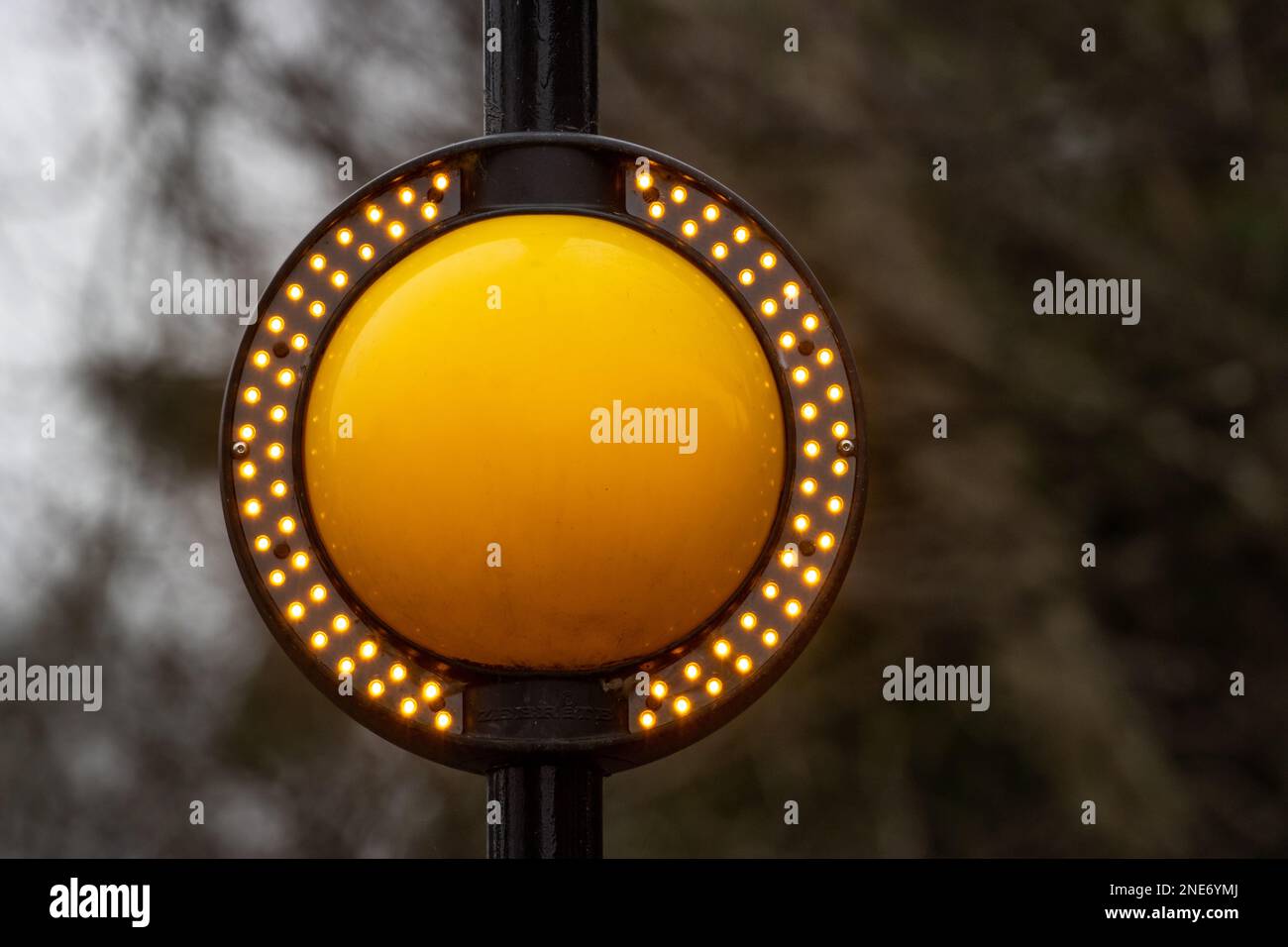 Eine moderne Zebrite Belisha-Signalleuchte mit orangefarbenen LED-Blinklichtern, die sie umgibt und an Fußgängerübergängen in West Yorkshire im Vereinigten Königreich verwendet wird Stockfoto