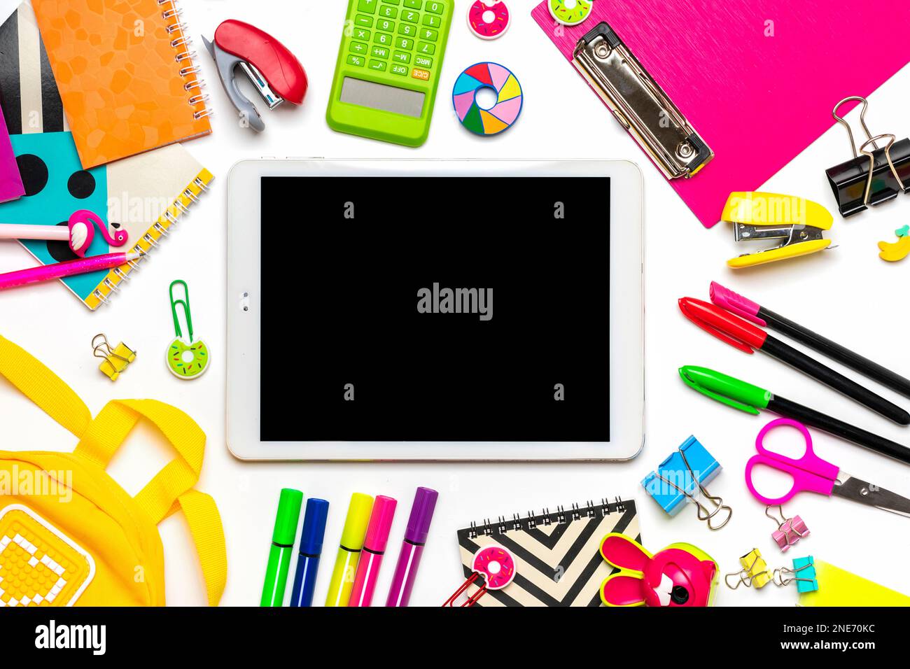 Zurück zur Schule, Bildungskonzept Rucksack mit Schulbedarf Notizbuch, Stifte, Lineal, Taschenrechner, Schere, Tablet isoliert auf weißem Hintergrund Top V Stockfoto