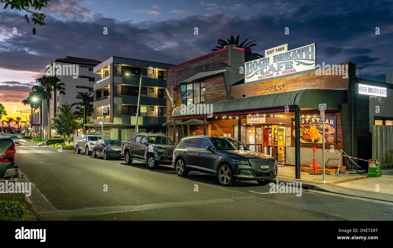 Port Macquarie, New South Wales, Australien - Hogs Breath Cafe beleuchtet bei Nacht Stockfoto