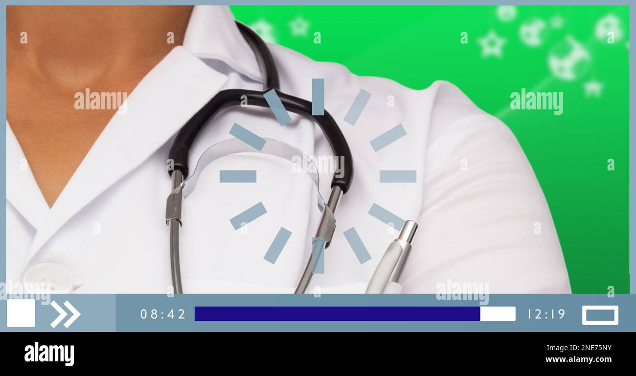 Die Zusammensetzung einer Arztin mit Stethoskop auf Schultern auf dem Video-Playback-Interface-Bildschirm Stockfoto