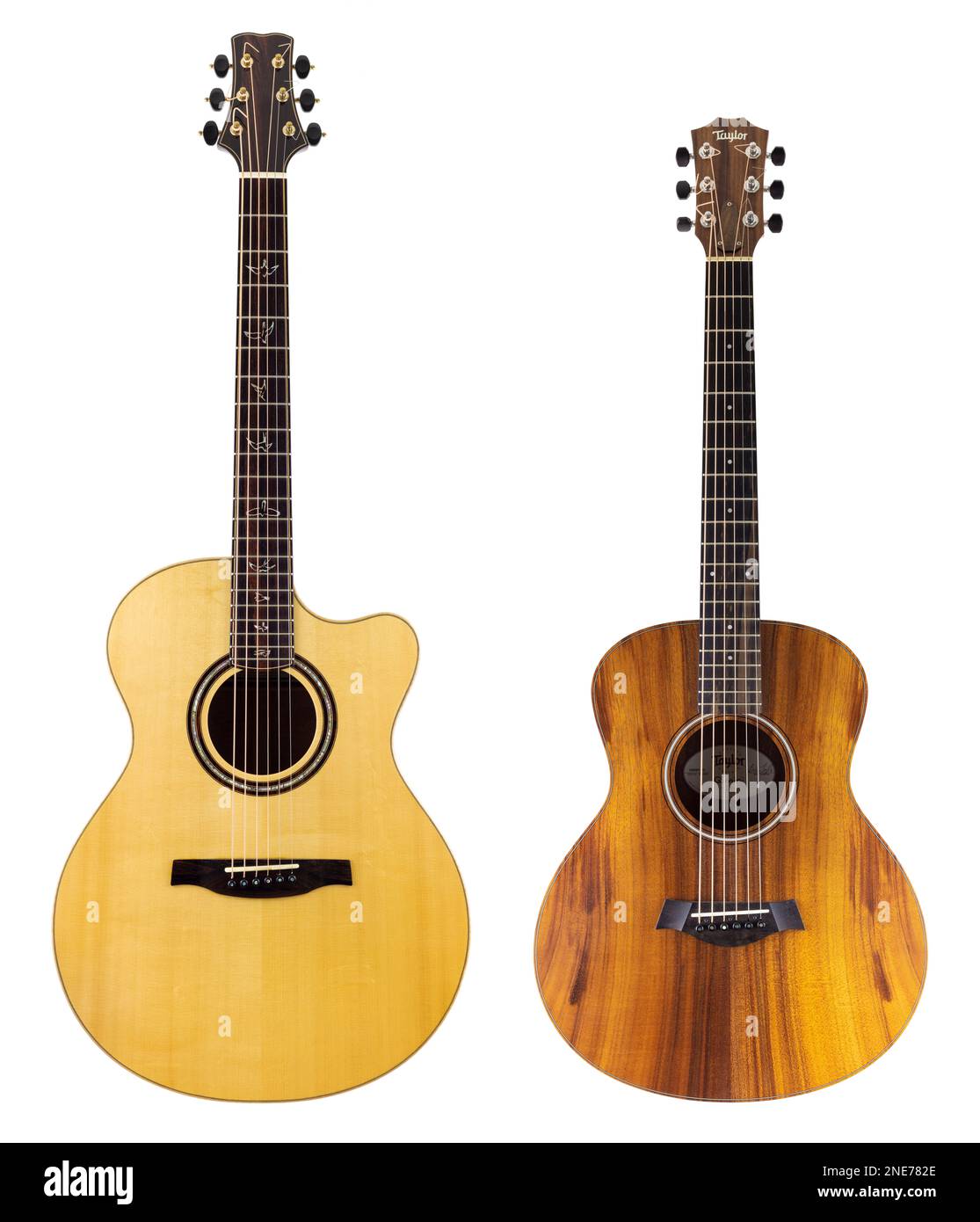 Gitarren zwei Gitarren zwei Akustikgitarren schneiden Gitarren auf weißem Hintergrund aus PRS Angelus Akustikgitarre Taylor GS Mini Akustikgitarre zwei Gitarren 2 Stockfoto