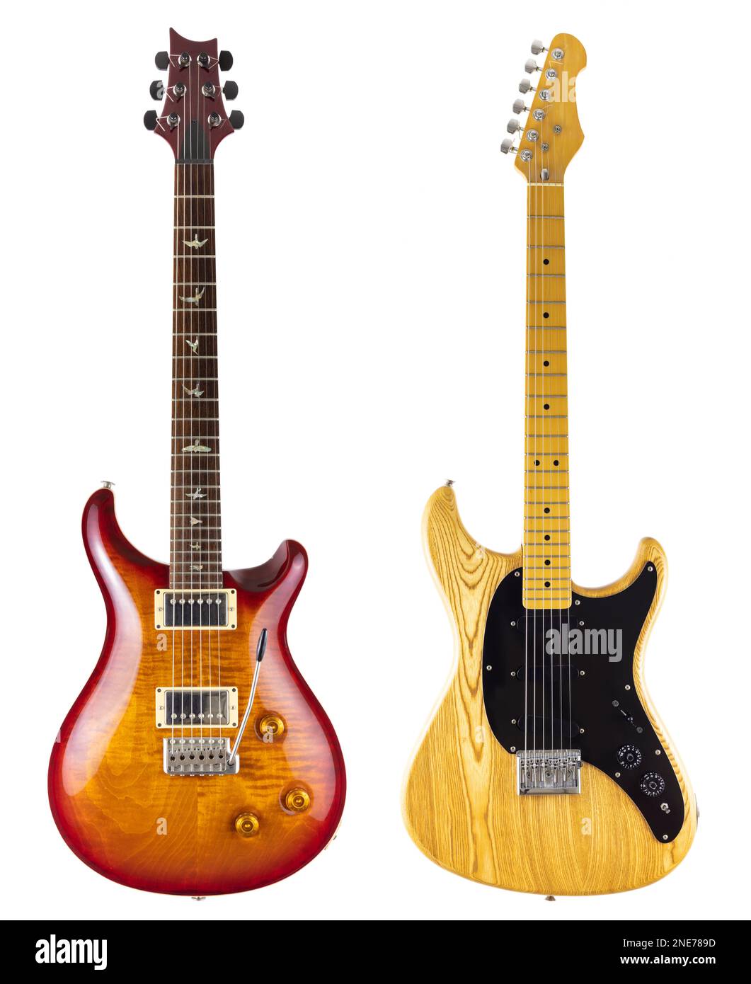 Gitarren zwei Gitarren zwei Elektrogitarren schneiden Gitarren mit weißem Hintergrund aus PRS personalisierte 22-Gitarre Ibanez Blazer Elektrogitarre zwei Gitarren Stockfoto