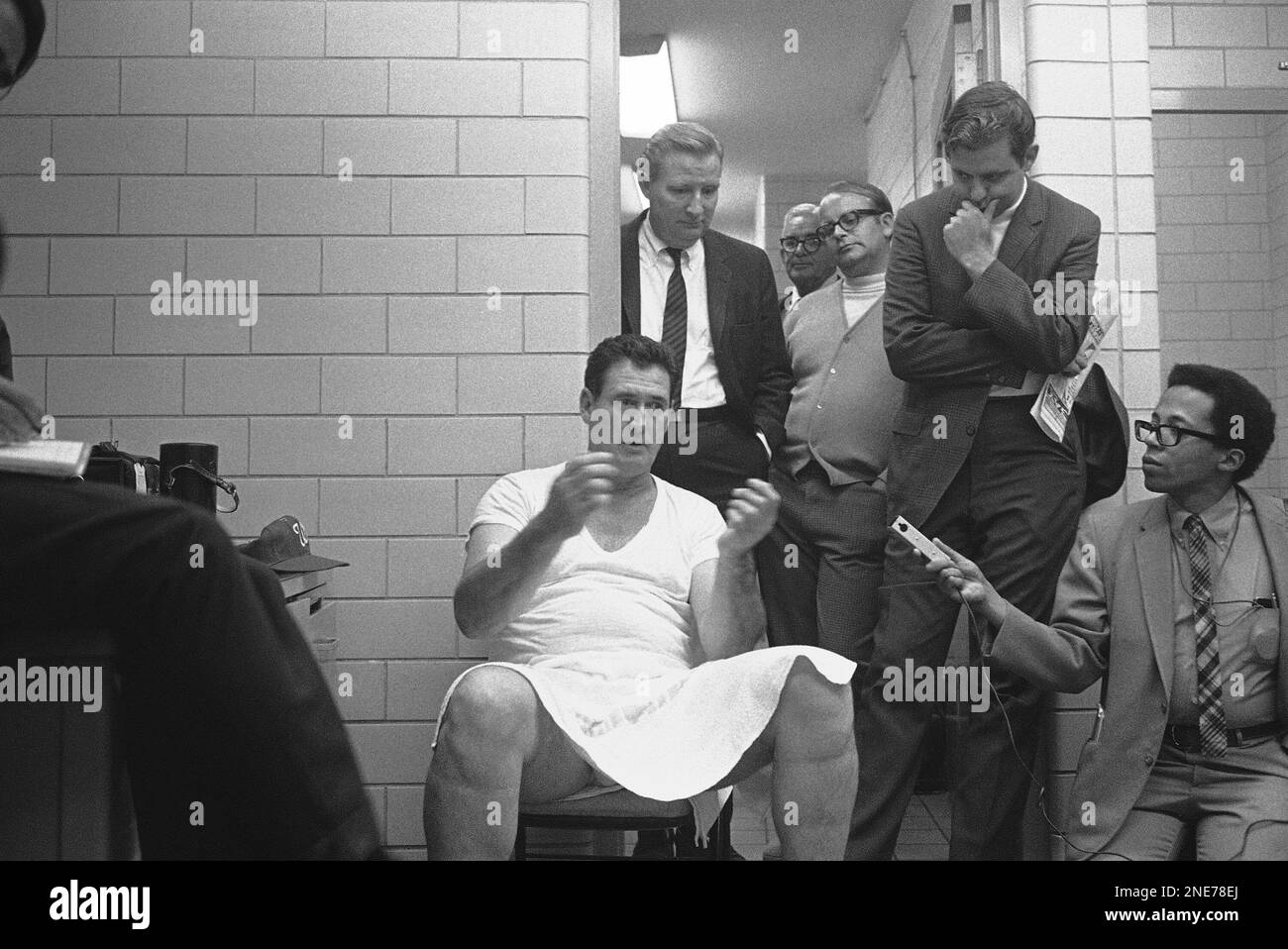 Ted Williams reflects on his rookie year as manager of the Washington Senators after the closing game of the season in Washington on Wednesday, Oct. 2, 1969. ?It was great, just great,? said Williams who led the team to its best season since 1953. (AP Photo/CWH) Stockfoto