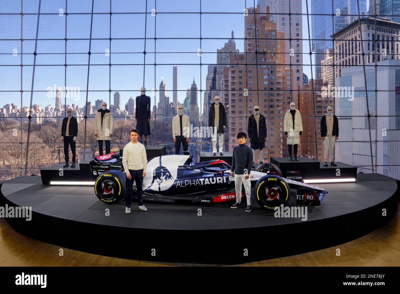 Nyck de Vries und Yuki Tsunoda bei der Scuderia AlphaTauri 2023 Car Launch Colin Kerrigan / Red Bull Content Pool // via FUFA61 //nur redaktionelle Verwendung // Stockfoto