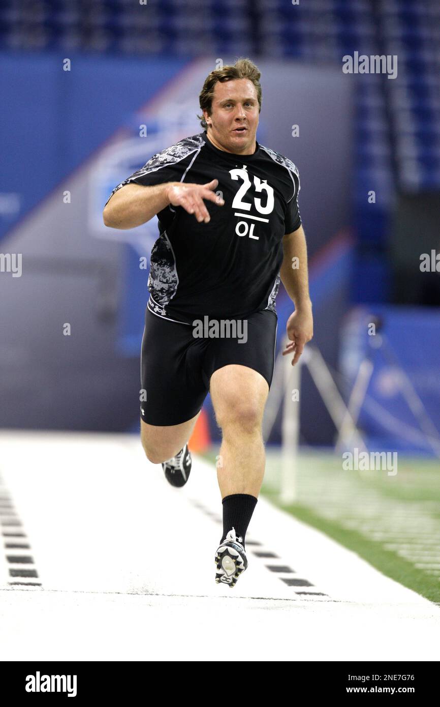 North Carolina State's Ted Larsen runs the 40-yard dash at the NFL football scouting combine in Indianapolis, Saturday, Feb. 27, 2010. (AP Photo/Michael Conroy) Stockfoto