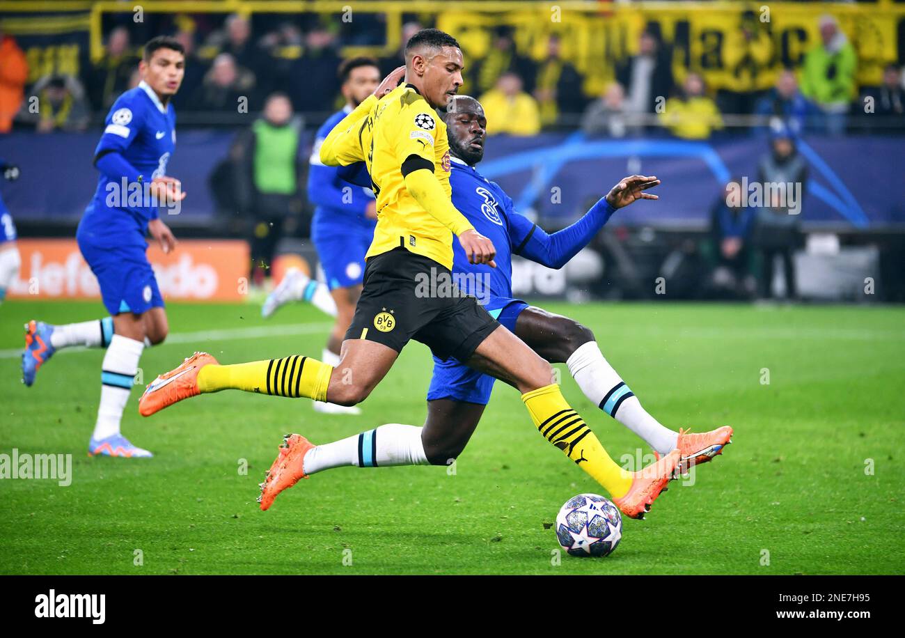 Champions League, Runde 16, Signal Iduna Park Dortmund: Borussia Dortmund gegen FC Chelsea; Sebastien Haller (BVB), Kalidou Koulibaly (FCC) Stockfoto