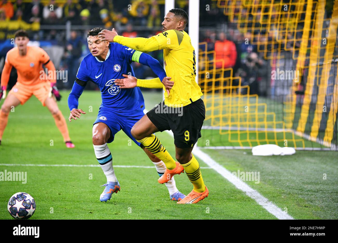 Champions League, Runde 16, Signal Iduna Park Dortmund: Borussia Dortmund vs. FC Chelsea; Sebastien Haller (BVB), Thiago Silva (FCC) Stockfoto