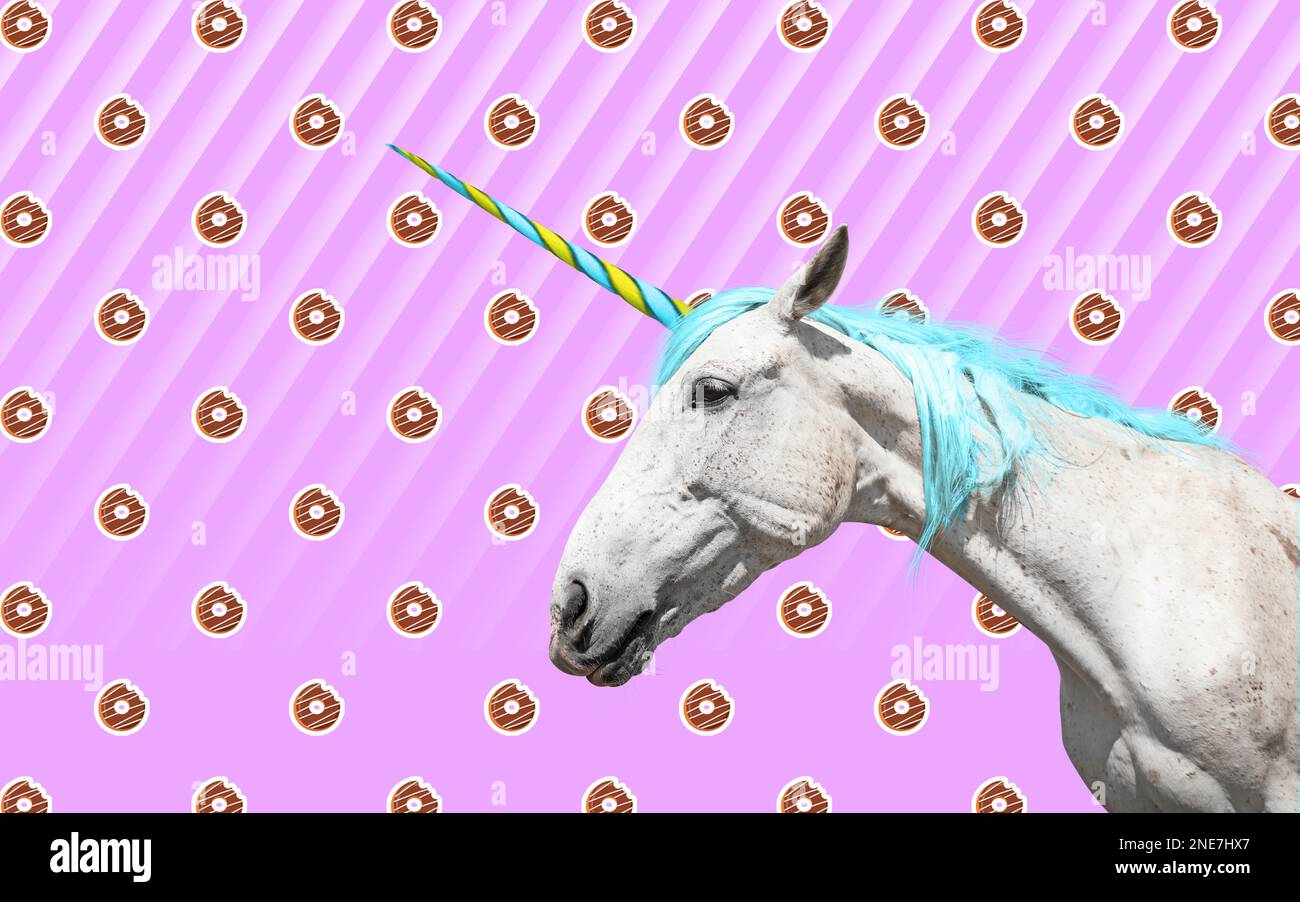 Trendige Kunstcollage. Wunderschönes Einhorn auf farbigem Hintergrund Stockfoto