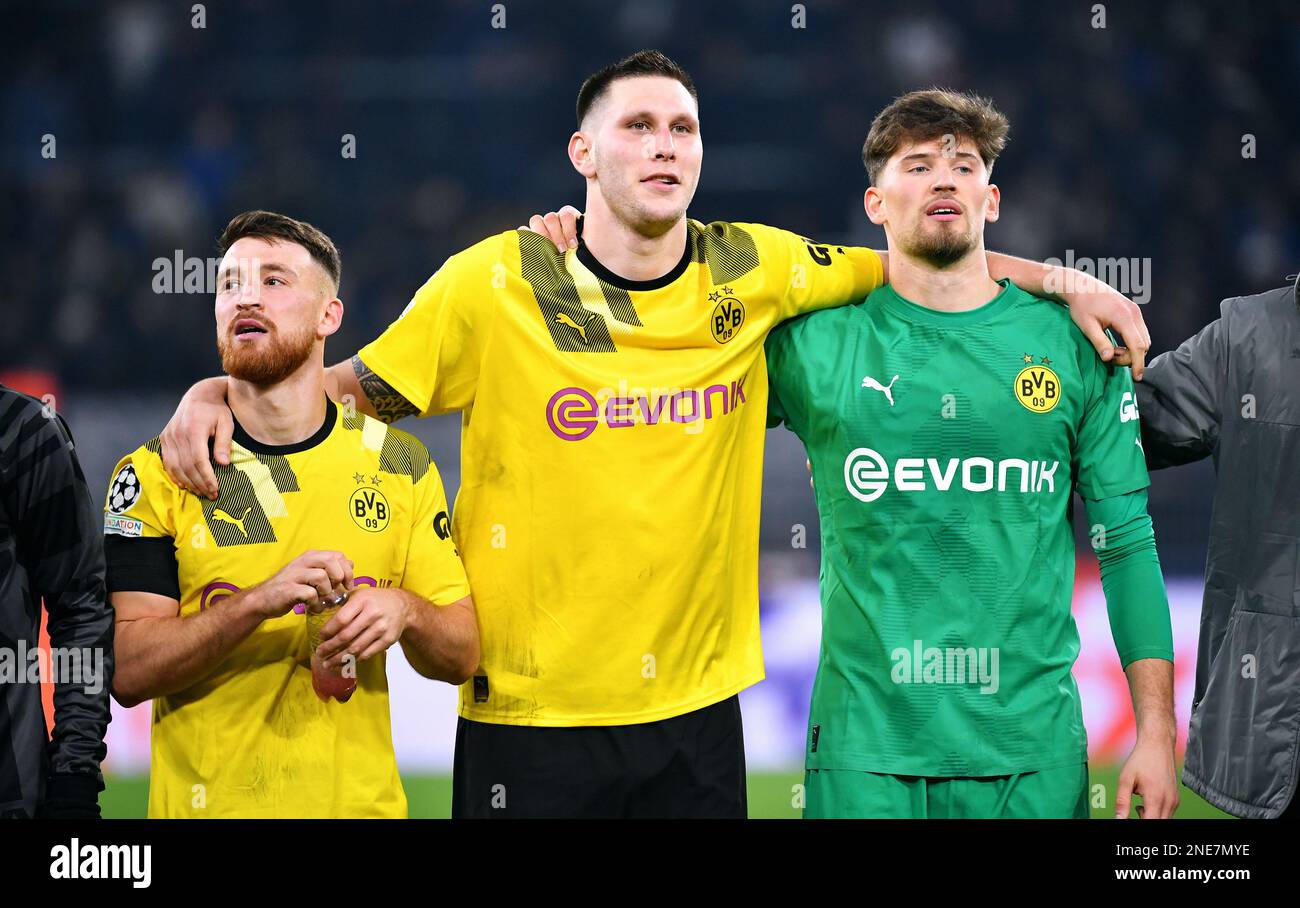 Champions League, Runde 16, Signal Iduna Park Dortmund: Borussia Dortmund gegen FC Chelsea; Gregor Kobel (BVB), Niklas Süle (BVB), Salih Öczan (BVB) Stockfoto