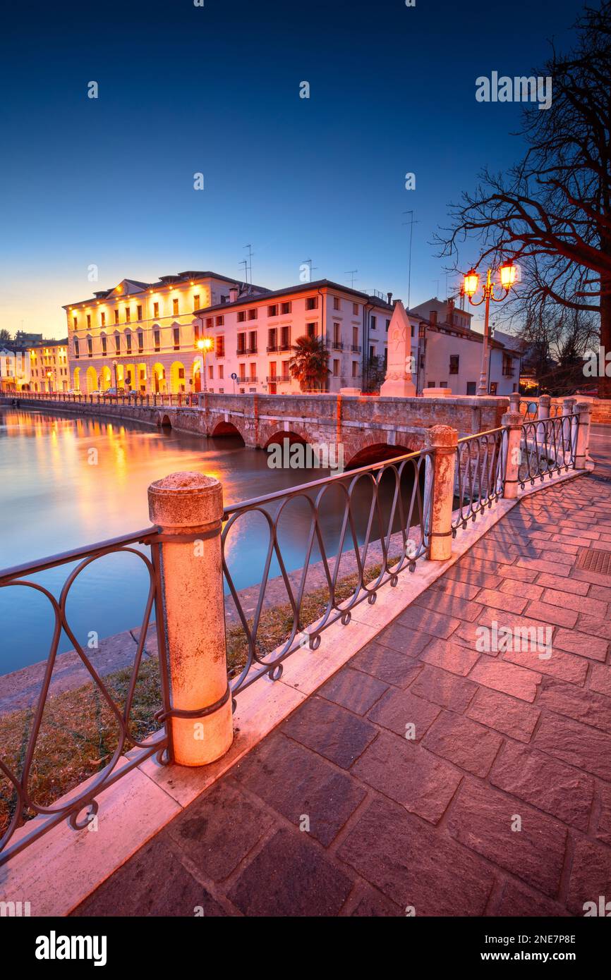 Treviso, Italien. Stadtbild von Treviso, Italien mit der Universität Padua bei Sonnenuntergang im Frühling. Stockfoto