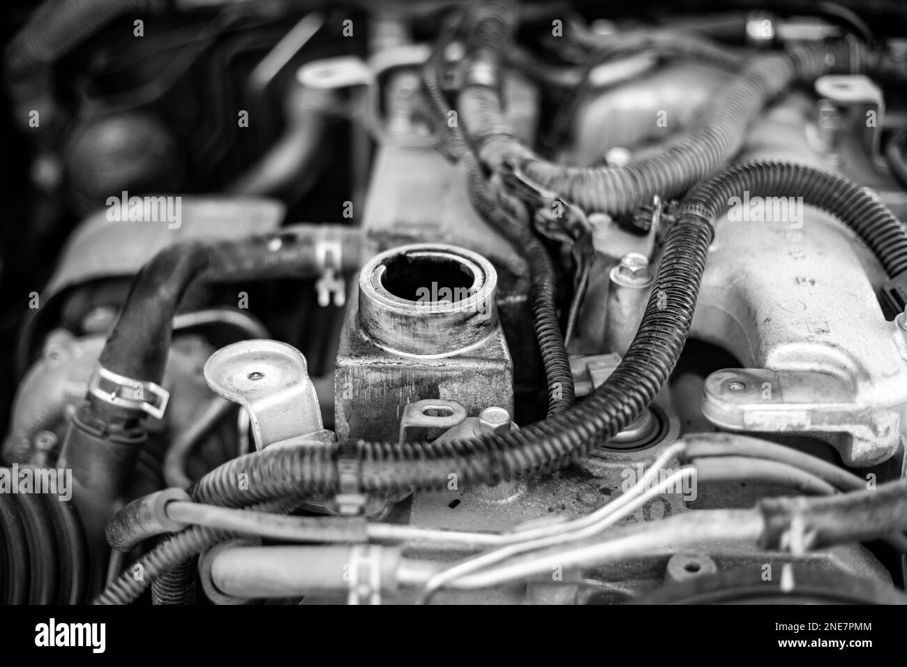 Der obere Teil des Fahrzeugmotors mit offenem Hals zum Ausgießen von Öl. Motoröl wechseln. Stockfoto