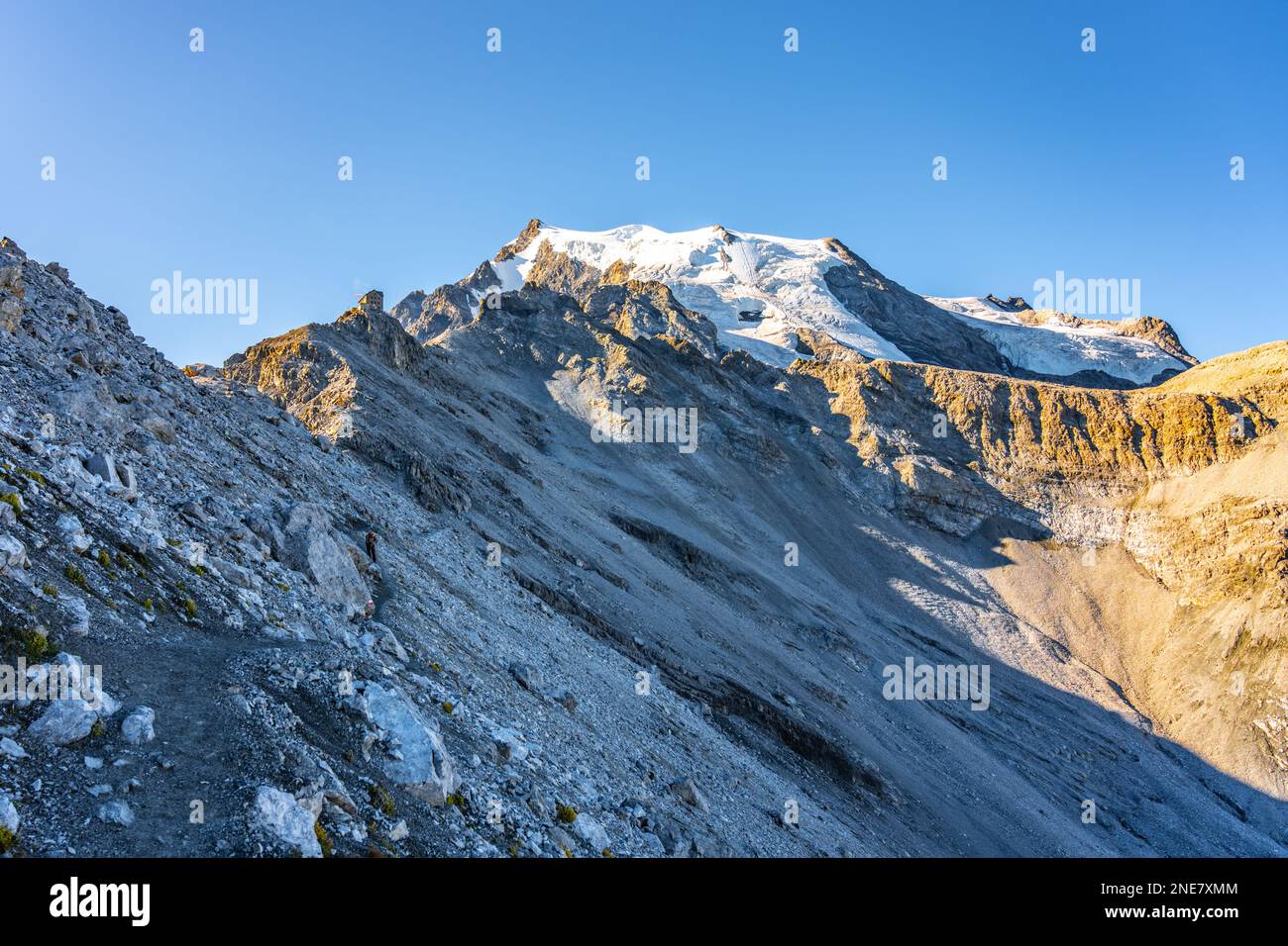 Felsiger Gipfel und Gletscher des Ortler Berges, 3 905 m, und Julius Payer Haus auf normaler Route. Der höchste Gipfel Tirols und das ehemalige österreichisch-ungarische Reich. Ostalpen, Italien Stockfoto