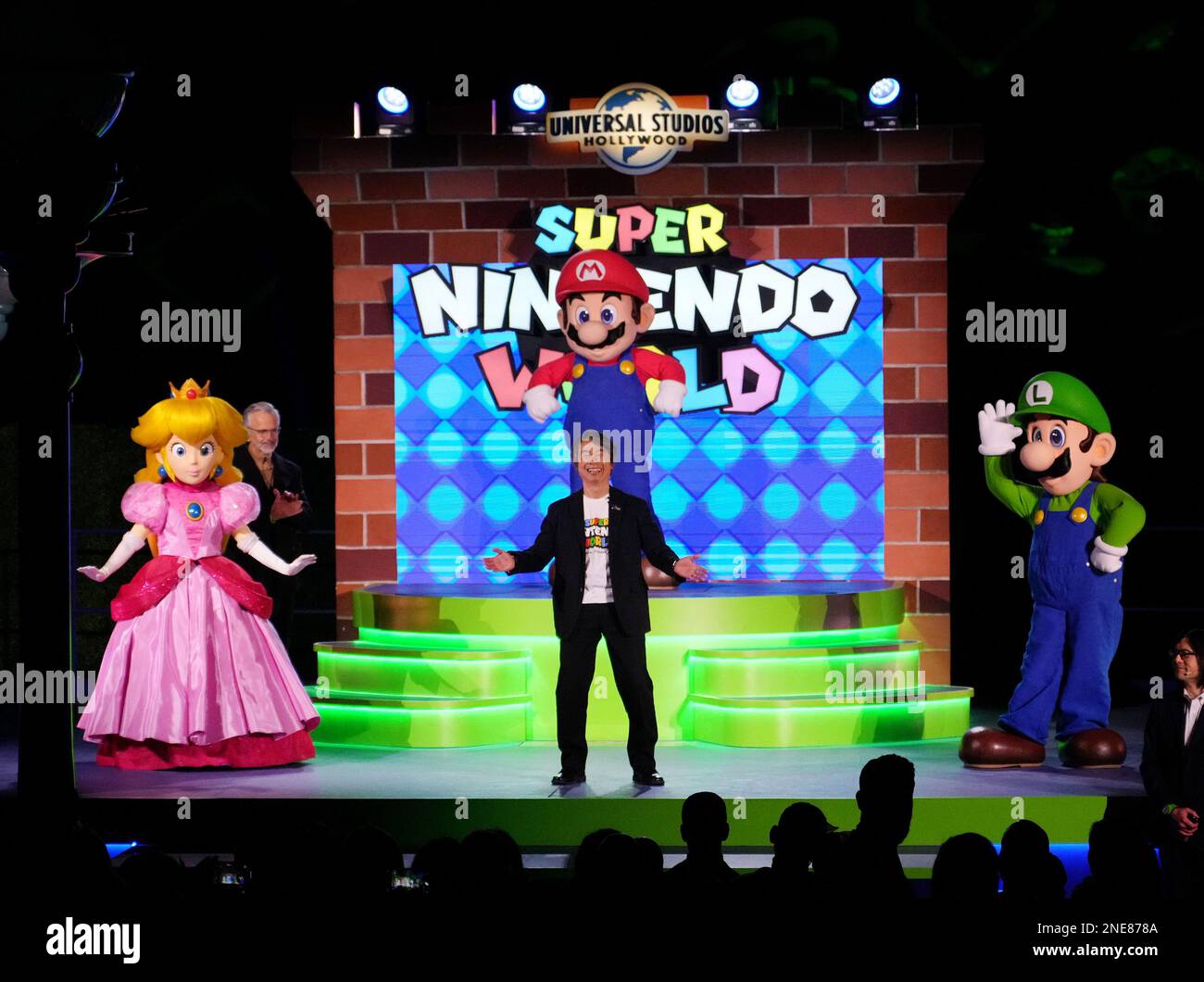 Los Angeles, USA. 15. Februar 2023. (L-R) Prinzessin Peach, Mark Woodbury, Chairman und CEO von Universal Parks & Resorts, Mario, Shigeru Miyamoto, repräsentativer Director und Kollege von Nintendo Co Ltd. Und Luigi auf der Bühne bei der Super NINTENDO WORLD Grand Opening Celebration der Universal Studios Hollywood, die am Mittwoch, den 15. Februar 2023, im Universal Studios Hollywood Backlot in Universal City, CA stattfindet. (Foto: Sthanlee B. Mirador/Sipa USA) Guthaben: SIPA USA/Alamy Live News Stockfoto