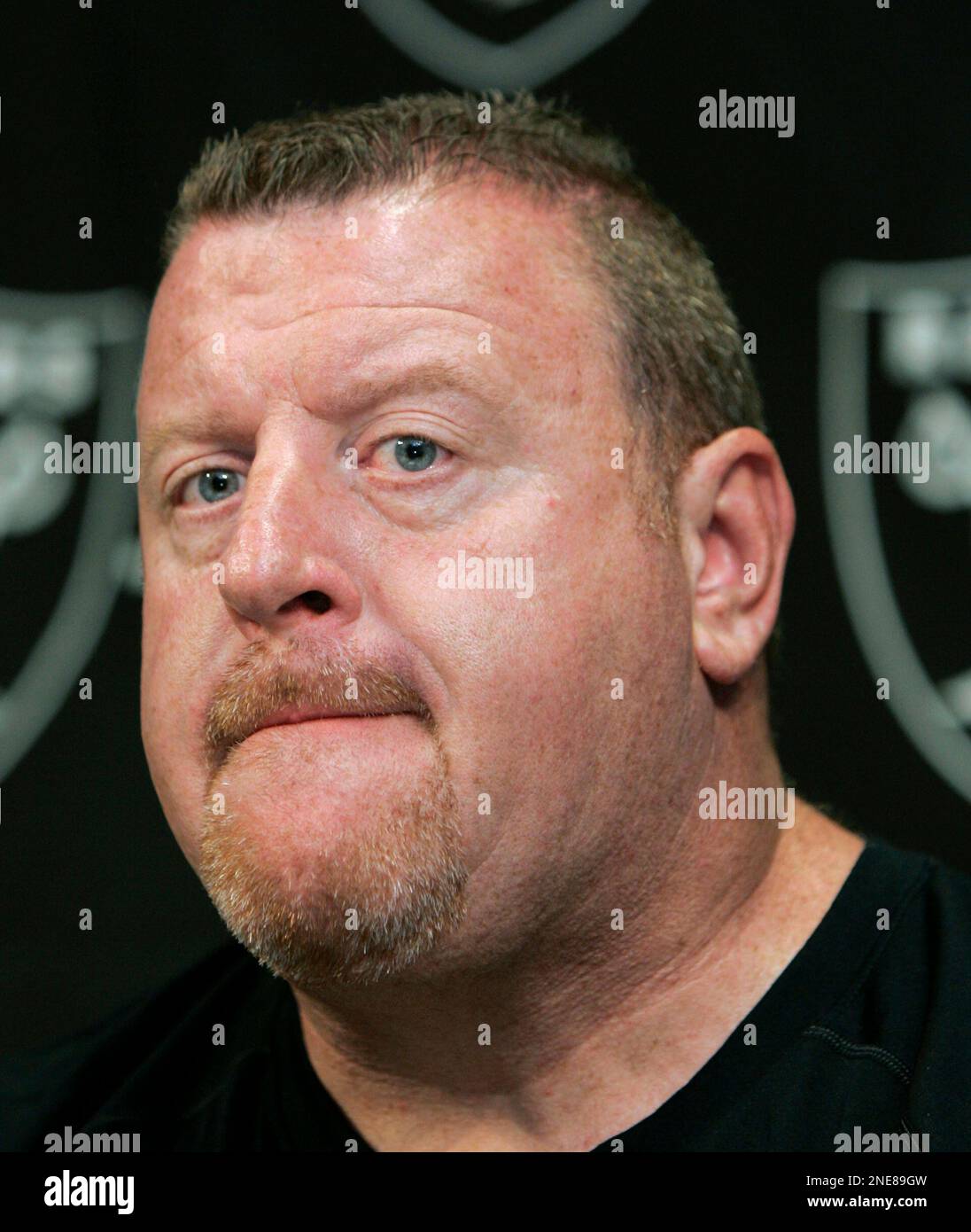 In this May 8, 2009, photo, Oakland Raiders coach Tom Cable listens to a question during a news conference at the NFL football team's headquarters in Alameda, Calif. The NFL says it will not discipline Cable after looking into allegations of domestic violence and his altercation with an assistant coach. NFL spokesman Greg Aiello said Wednesday, Feb. 24, 2010, the league looked into Cable's conduct and determined no punishment was warranted. (AP Photo/Paul Sakuma) Stockfoto