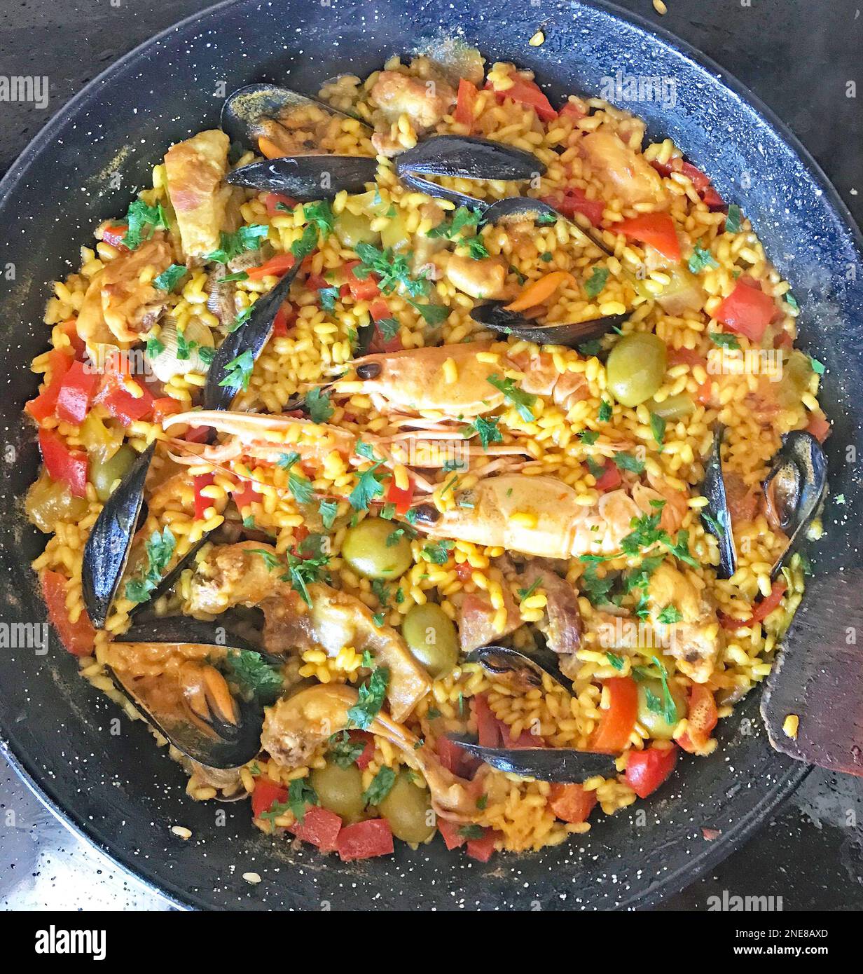 Paella mit Reis und Meeresfrüchten, typisch für Spanien, Europa, Stockfoto