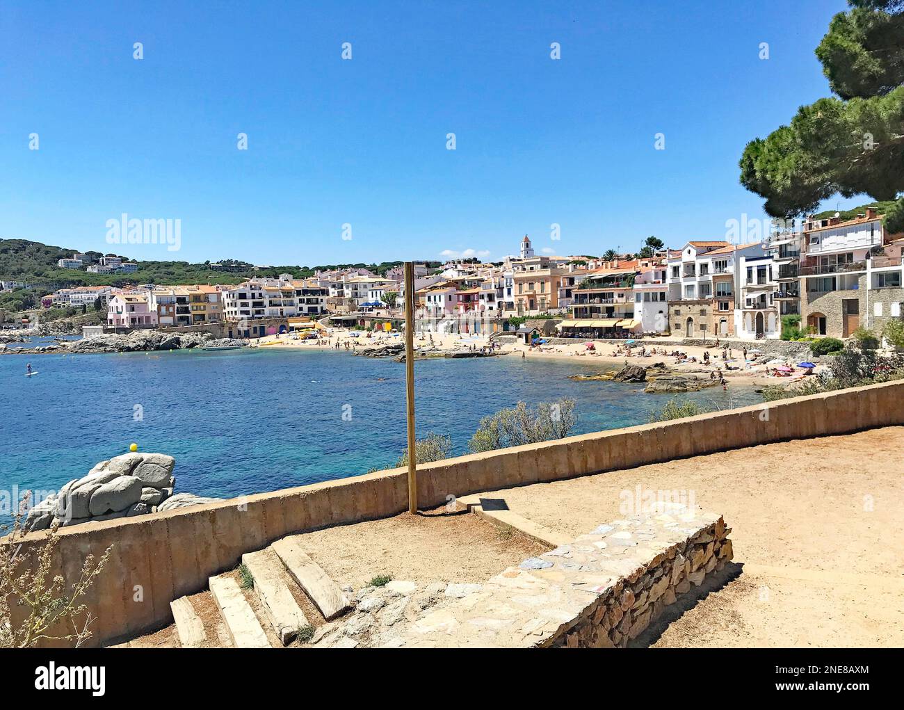 Blick auf Calella de Palafrugell Strand mit Felsen, Girona, Catalunya, Spanien, Europa Stockfoto