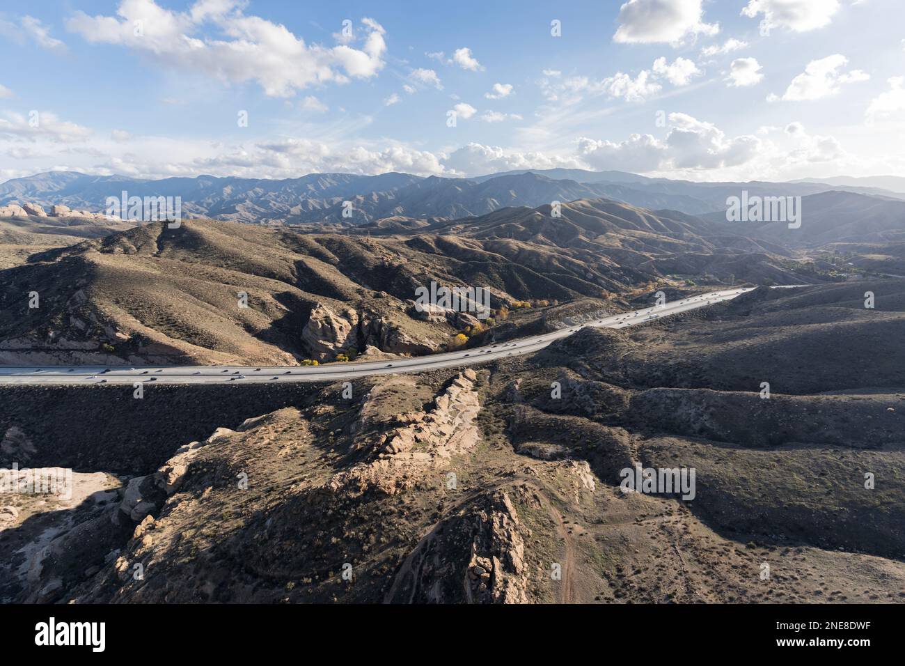 Luftaufnahme des Freeway 14 in der Nähe von Santa Clarita, Canyon Country und Agua Dulce in Los Angeles County, Kalifornien. Stockfoto