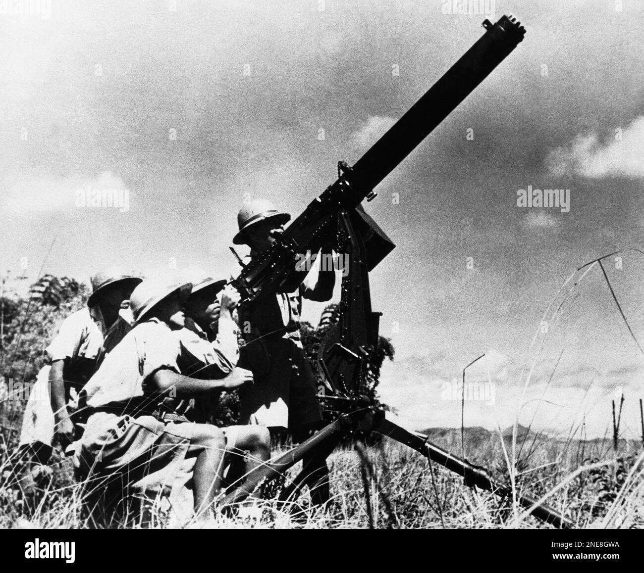 A Filipino army machine-gun crew manning a heavy machine gun of the type they are now using to repel Japanese air raiders in the Philippines on Dec. 11, 1941. (AP Photo) Stockfoto