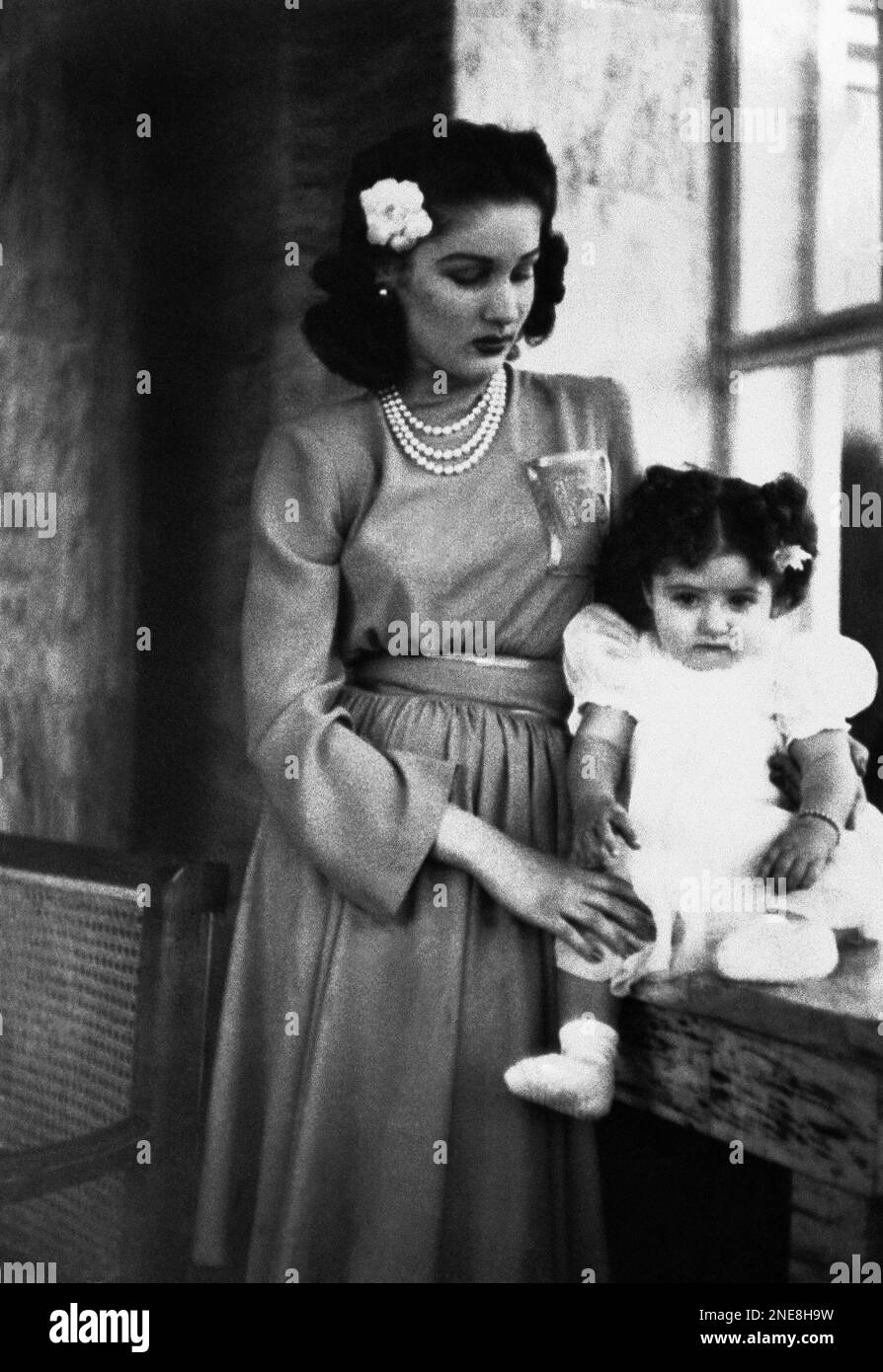 A charming study of the beautiful young Empress of Iran, Fawzien Pahlavi, and her little daughter, Shahnaz Pahlavi, in the Royal Palace in Teheran, Iran on Dec. 10, 1941. The young Empress, a sister of King Farouk, of Egypt, celebrated her 20th Birthday last month, and her baby daughter was one year old in October. (AP Photo) Stockfoto