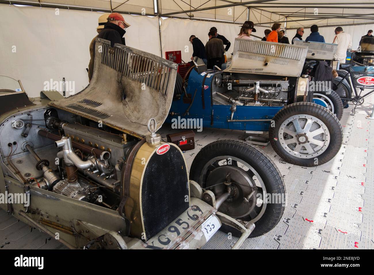 1920er Bugatti Typ 35 Sportwagen in der Koppel, die bei der Mitgliederversammlung 79. in der Varzi-Trophäe an der Goodwood-Rennstrecke in Chichester gegeneinander antreten Stockfoto