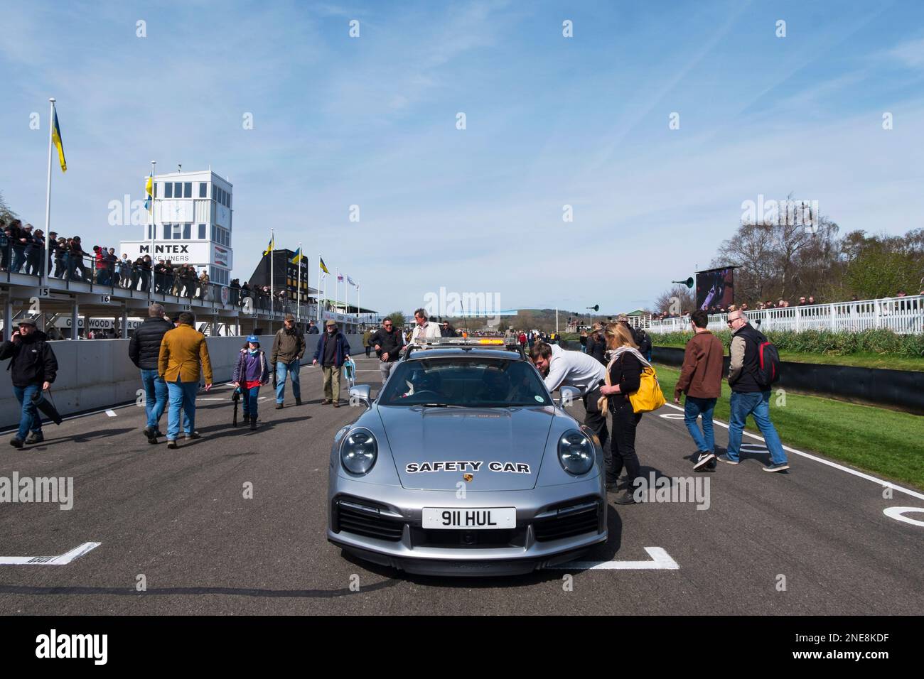 Zuschauer nehmen am Grid Walk & Porsche 911 Safety Car auf der Start Finish Straight auf dem Mitgliedertreffen 79. Teil, Goodwood Circuit, Großbritannien Stockfoto