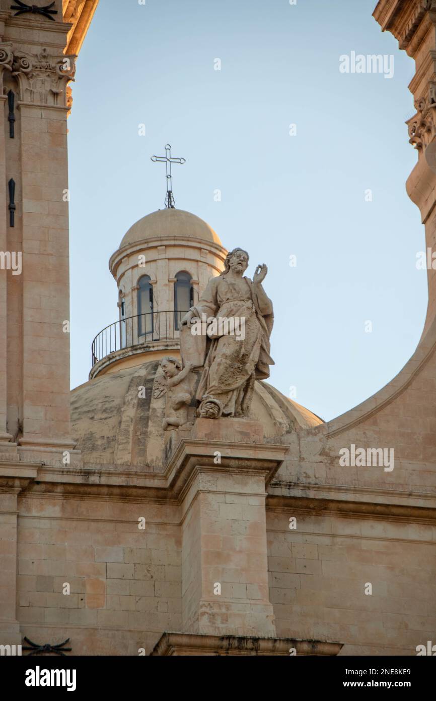 Detail einer Skulptur und der Kuppel in Noto Sizilien, Italien Stockfoto