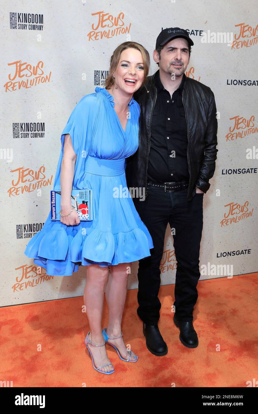 15. Februar 2023, Los Angeles, Kalifornien, USA: LOS ANGELES - 9. FEBRUAR: Kimberly Williams-Paisley, Brad Paisley bei der Premiere der Jesus-Revolution in den TCL Chinese 6 Theatern am 15 2023. Februar in Los Angeles, CA (Kreditbild: © Nina Prommer/ZUMA Press Wire) NUR REDAKTIONELLE VERWENDUNG! Nicht für den kommerziellen GEBRAUCH! Stockfoto